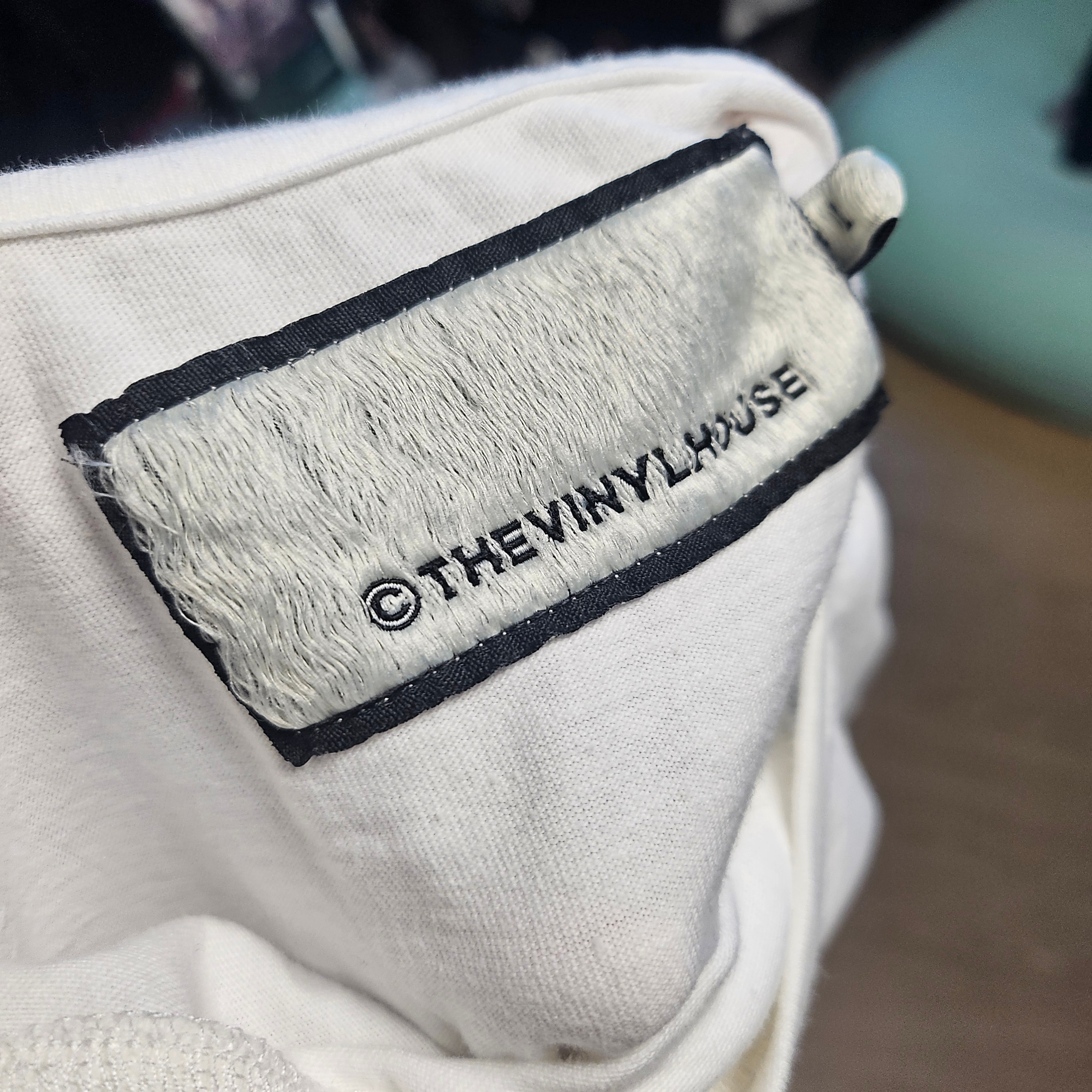Thevinylhouse Lucky House Tee White 착용 스타일 - 6