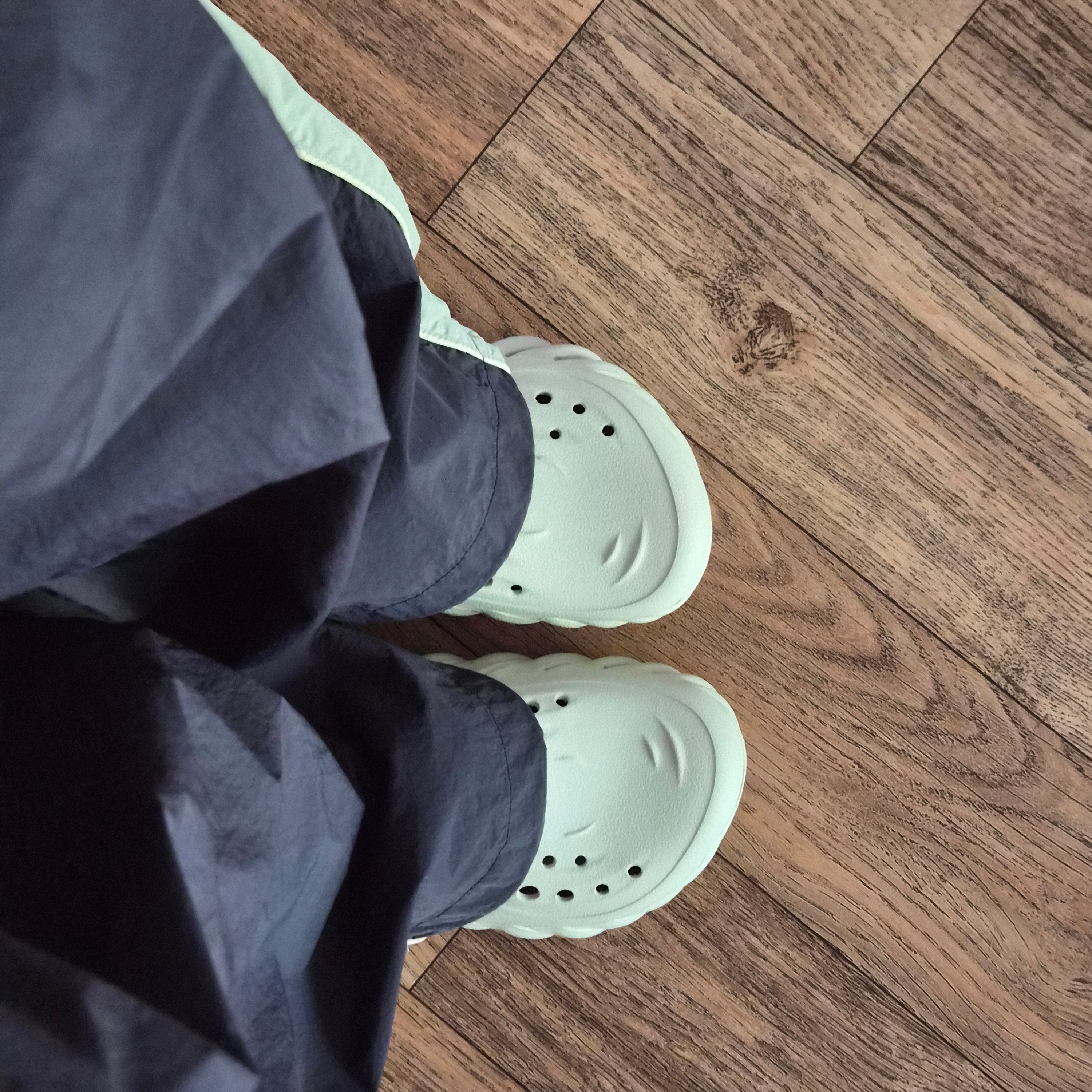 Crocs Echo Clog Bone Black 착용 스타일 - 1