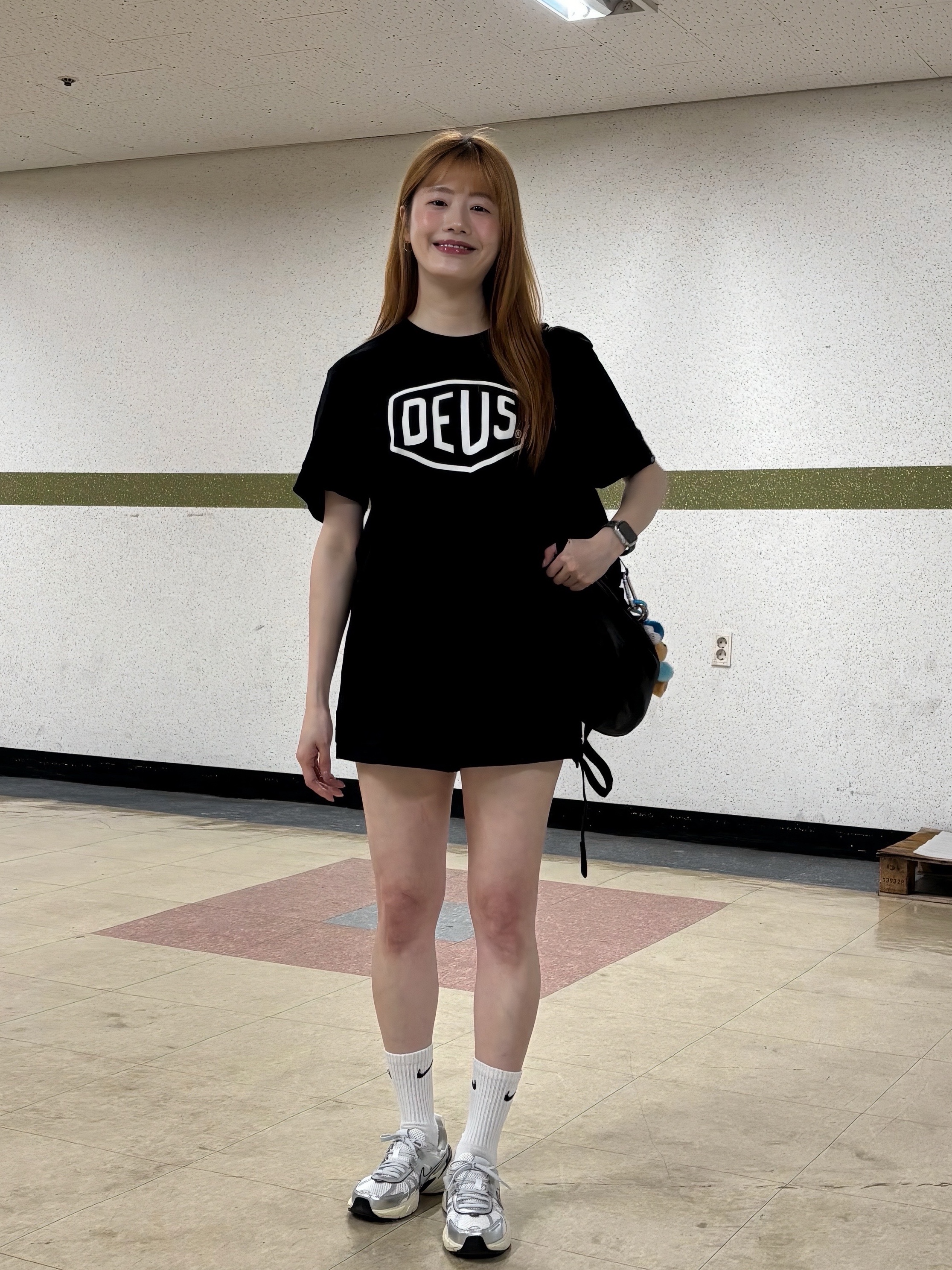Deus Ex Machina Shield T-Shirt Black, Nike V2K Run Summit White Metallic Silver 착용 스타일 - 3