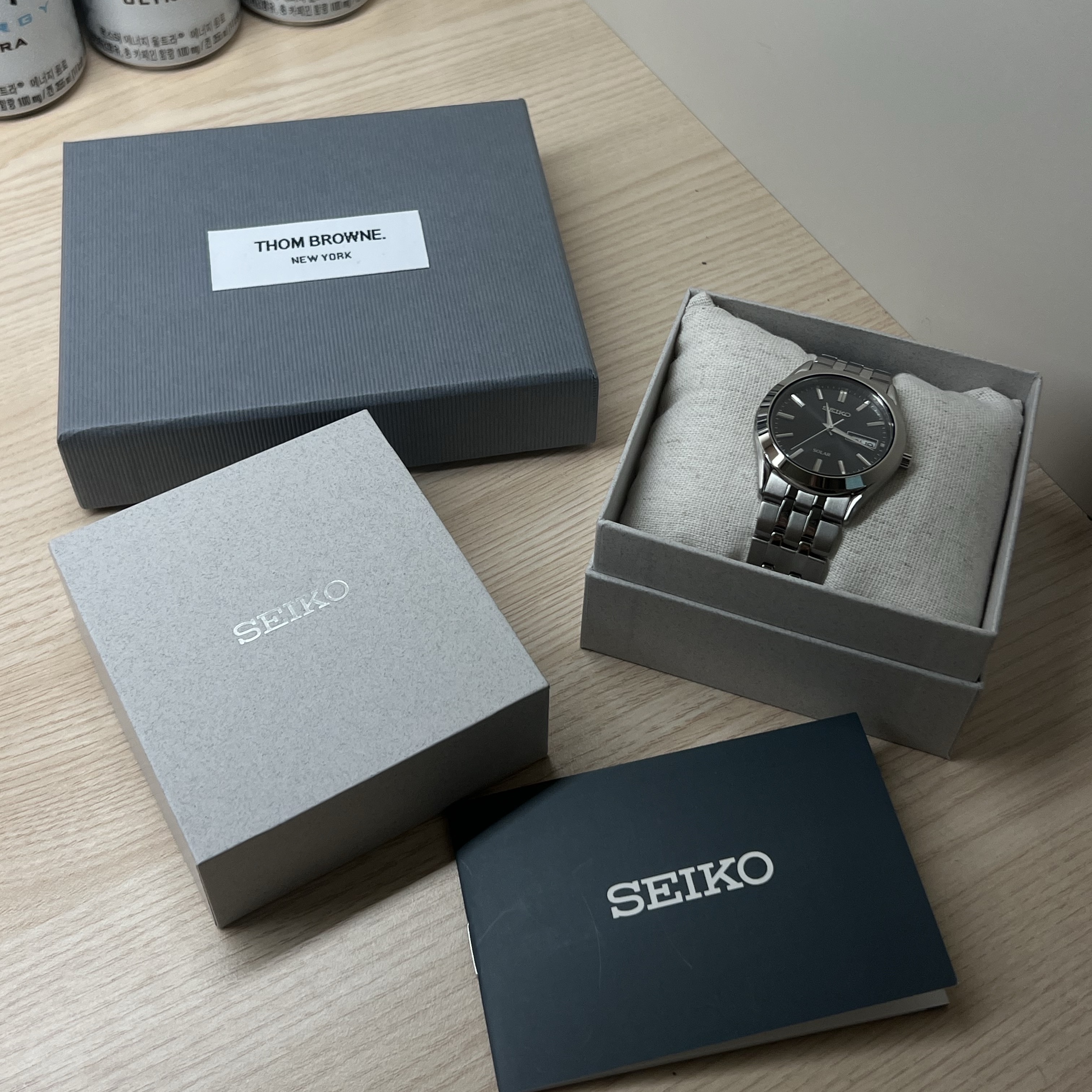 Seiko Spirit SBPX083 37.4mm Stainless Steel Black, Thom Browne Pebble Grain Leather Stripe Single Card Holder Black 착용 스타일