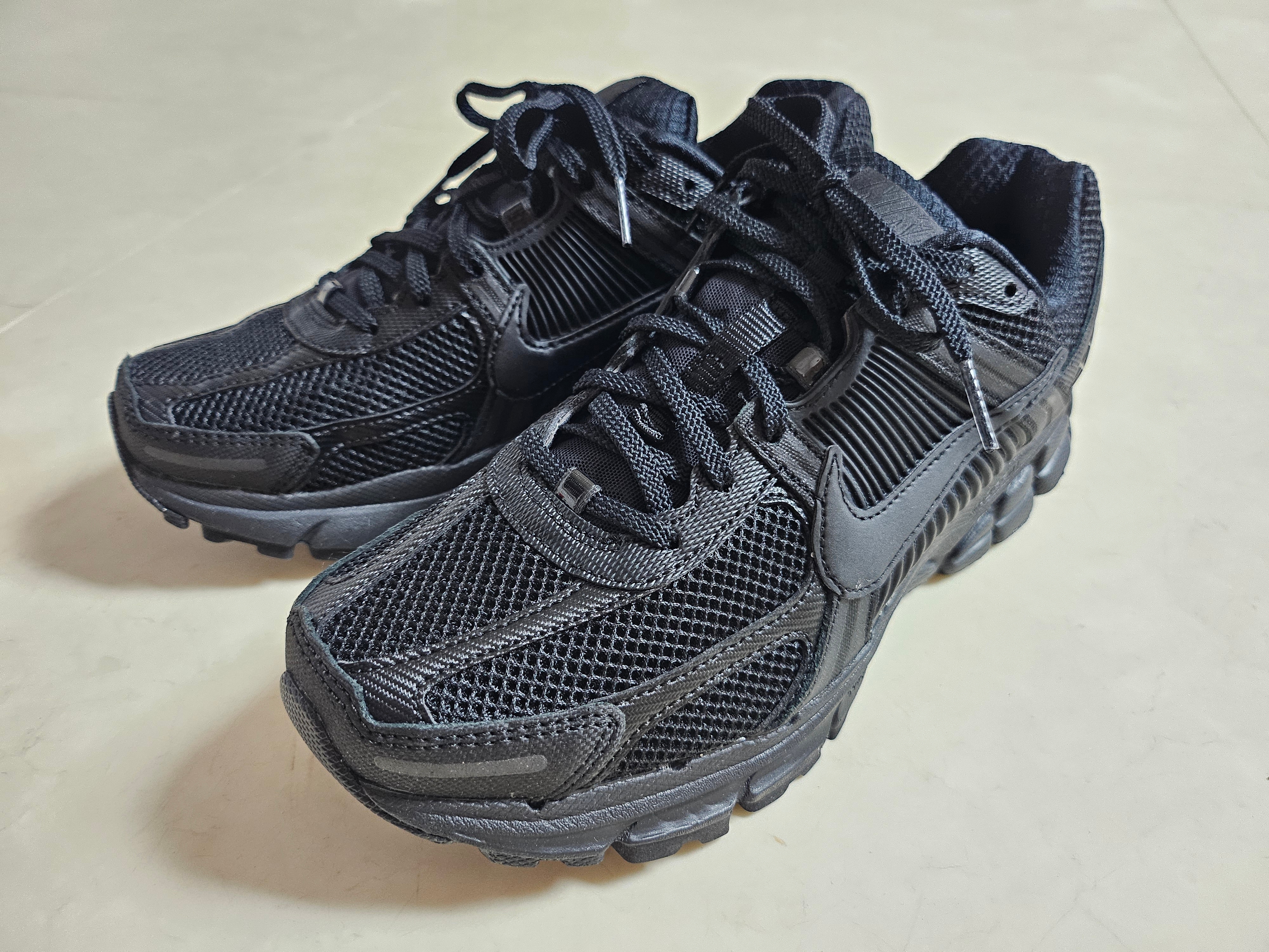 Nike Zoom Vomero 5 SP Black 착용 스타일 - 3