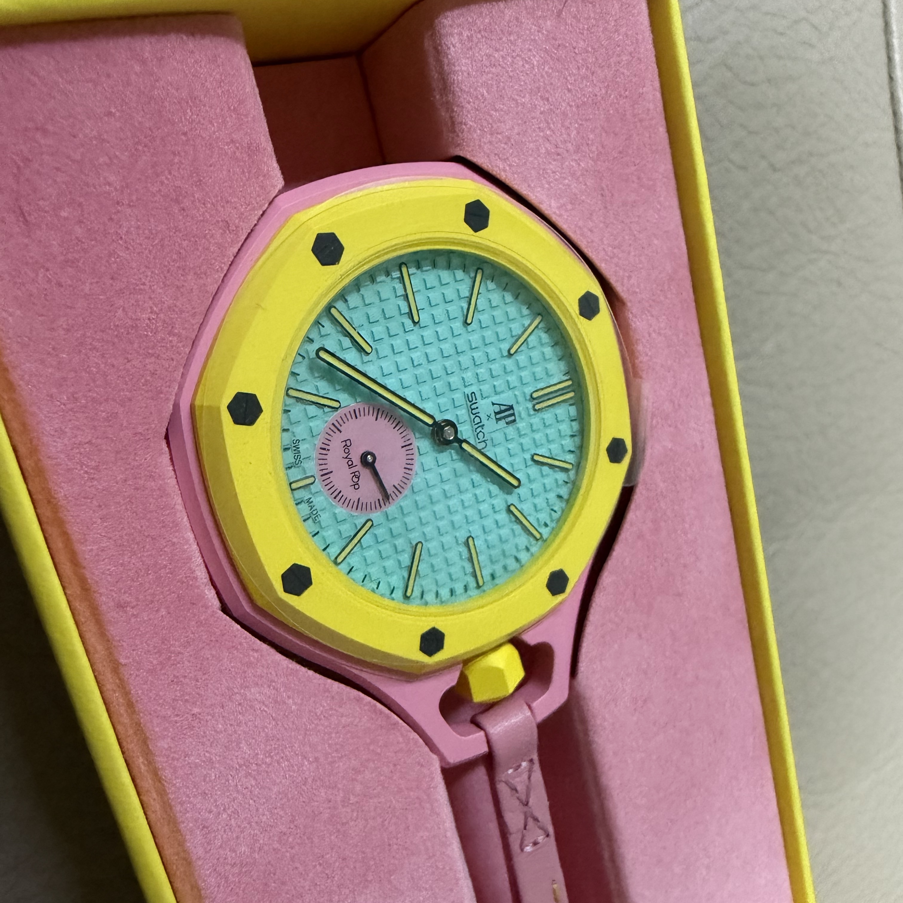 Swatch x Audemars Piguet Bioceramic Royal Pop Otg Roz 착용 스타일