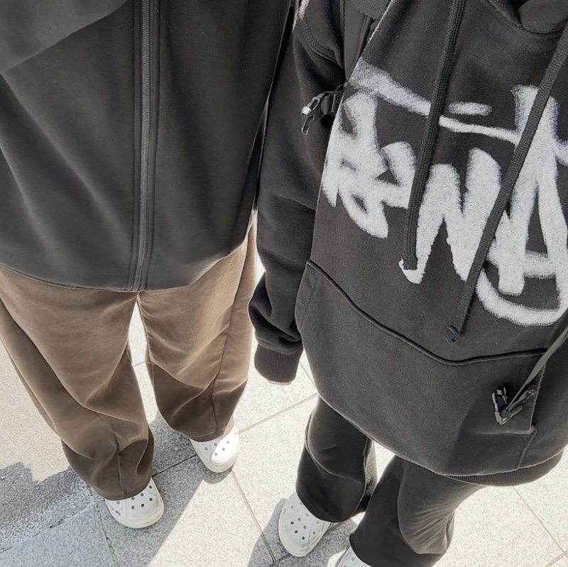 Stussy Dizzy Stock Hoodie Black 착용 스타일