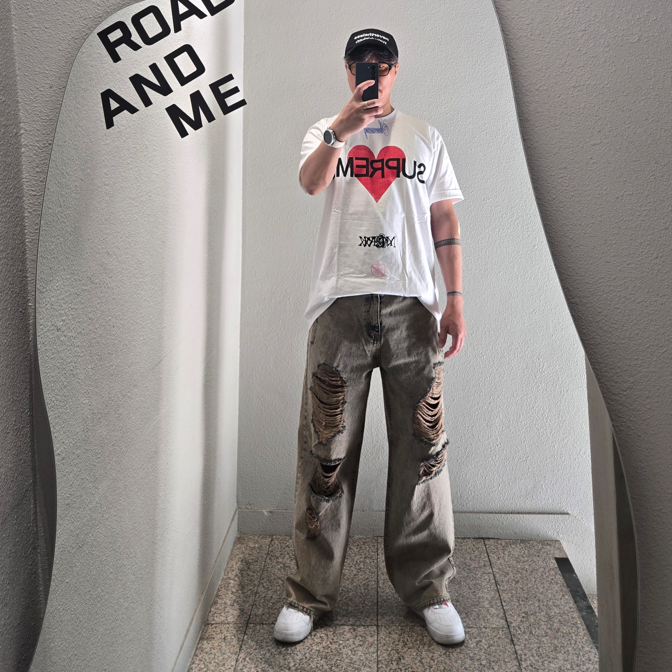 Supreme Announcing T-Shirt White - 25SS, [KREAM 단독] runwhither Mesh Cap Black 착용 스타일