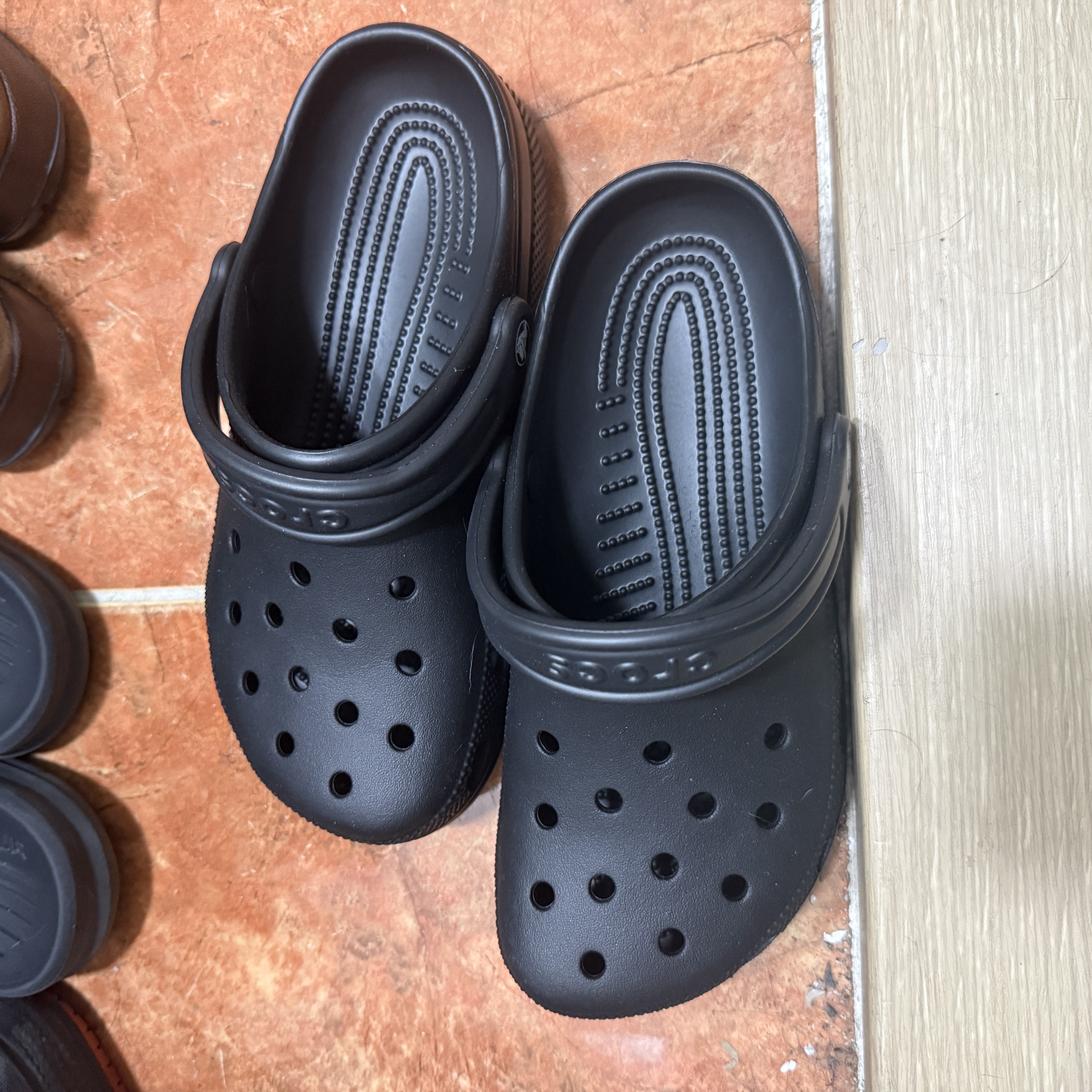Crocs Classic Clog Black 착용 스타일
