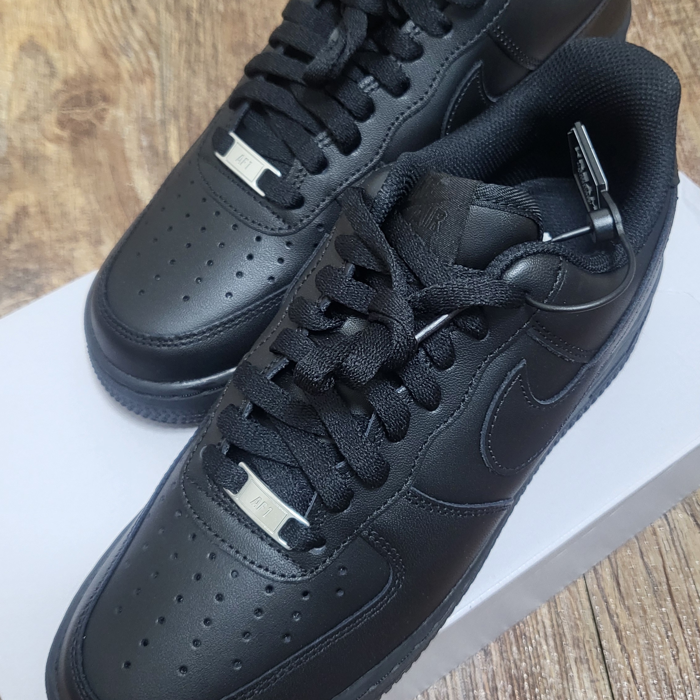 Nike Air Force 1 '07 Low Triple Black 착용 스타일 - 2