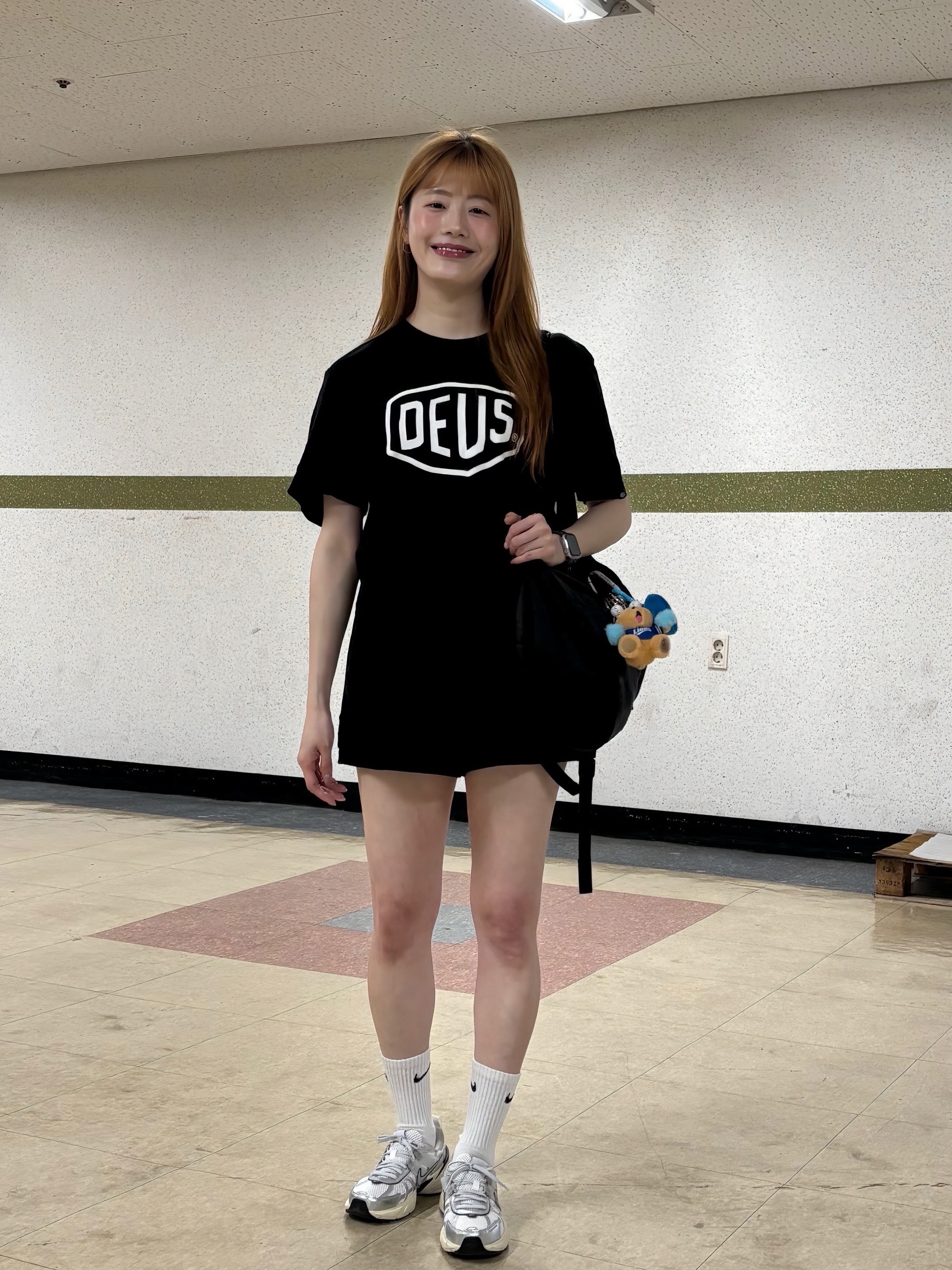 Deus Ex Machina Shield T-Shirt Black, Nike V2K Run Summit White Metallic Silver 착용 스타일 - 2