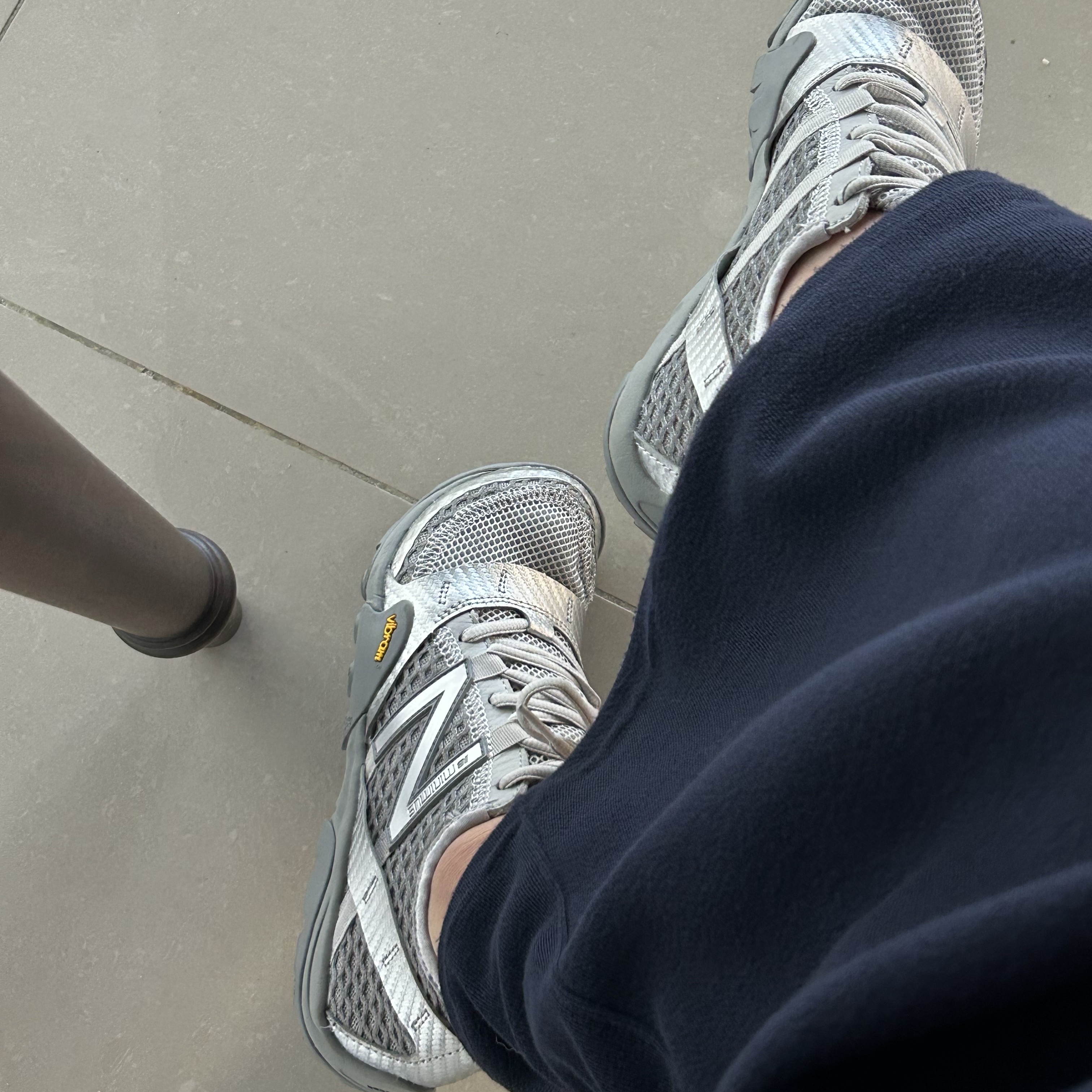 New Balance Minimus MT10O Slate Grey Silver Metallic 착용 스타일 - 6