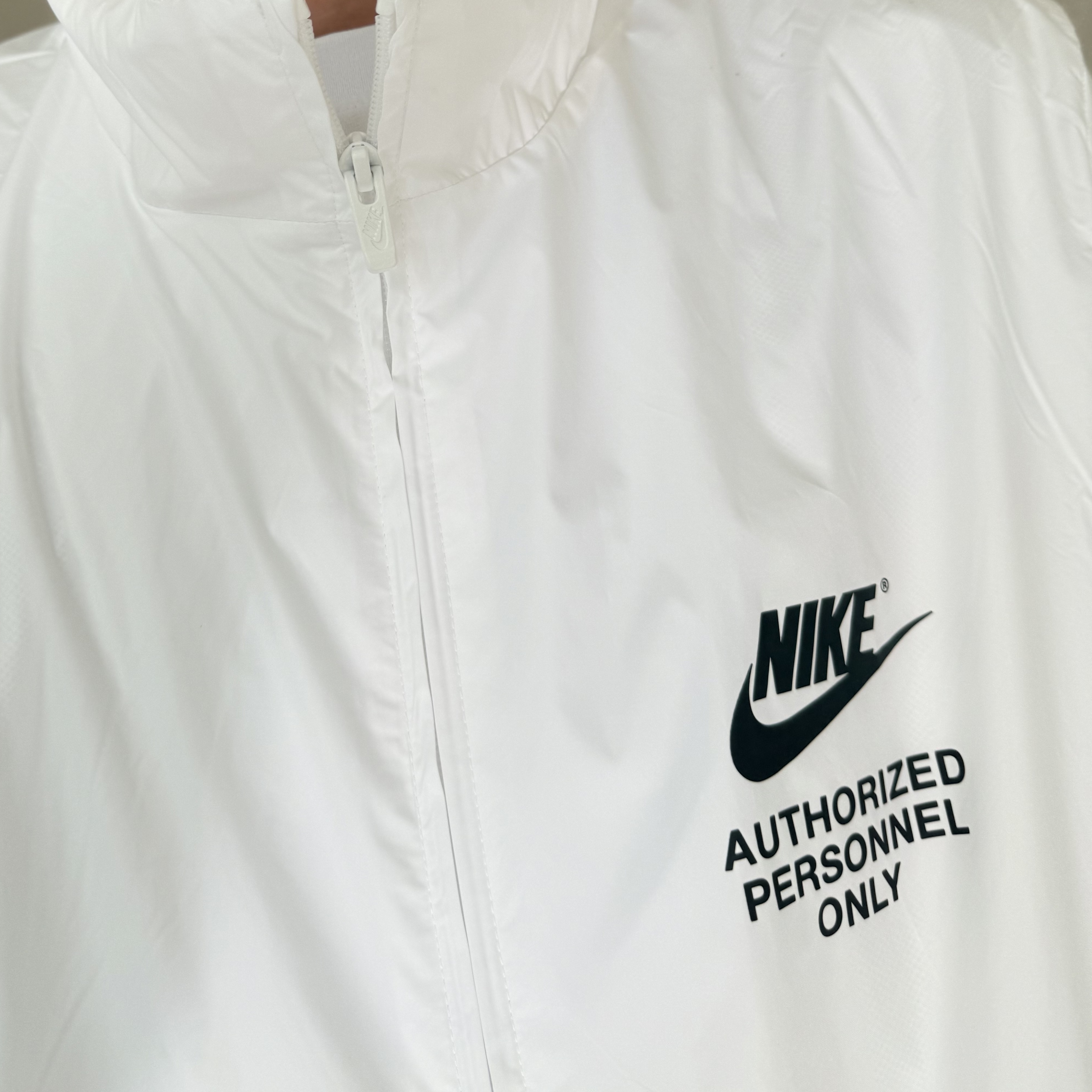 Nike Full-Zip Woven Jacket White Black 착용 스타일 - 2