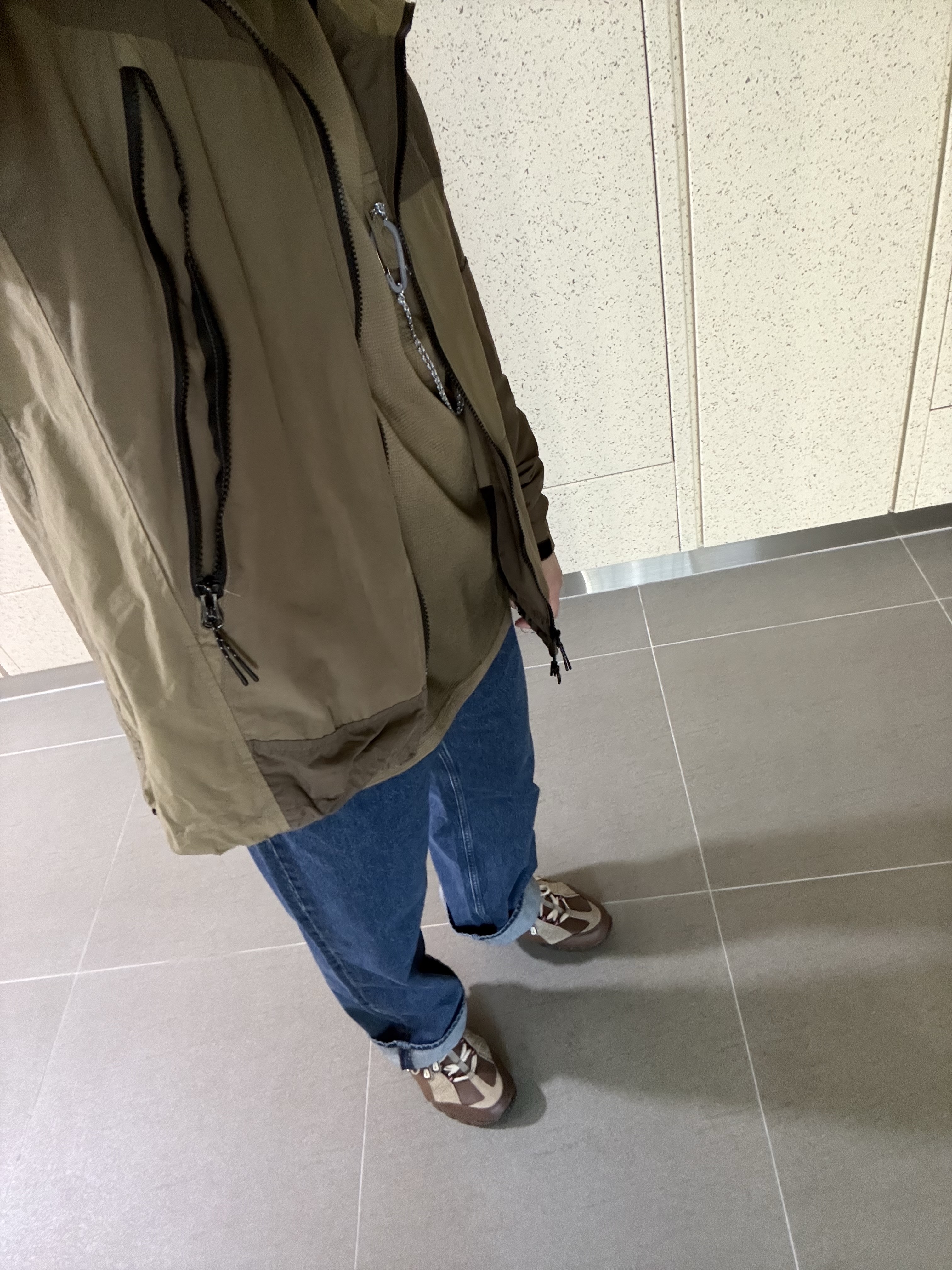 Nike x Jacquemus Air Humara LX Ale Brown and Gold 착용 스타일 - 2