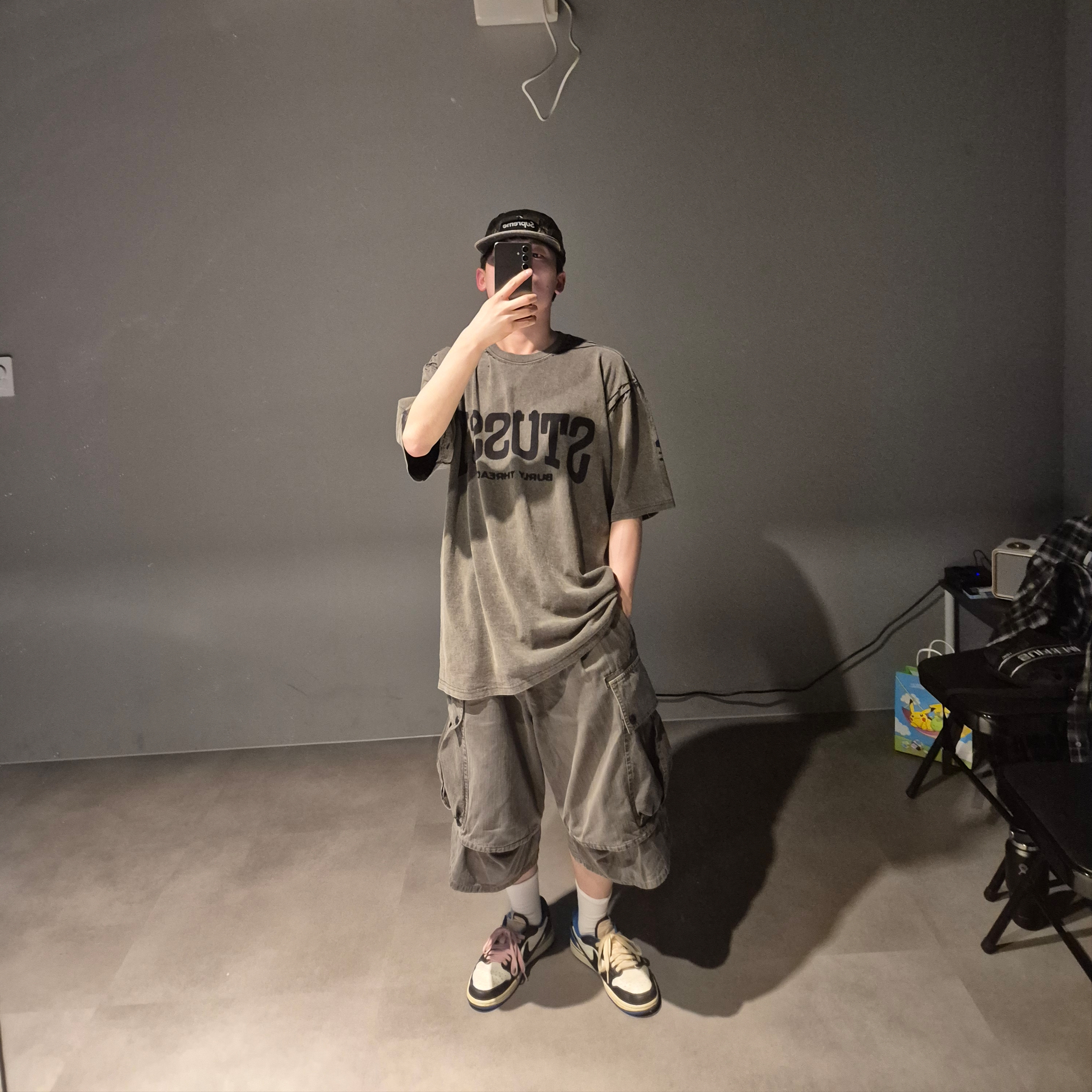 Supreme Stars Studded Denim Camp Cap Washed Black - 26SS, Jordan 1 x Travis Scott x Fragment Retro Low OG SP Military Blue 착용 스타일 - 1