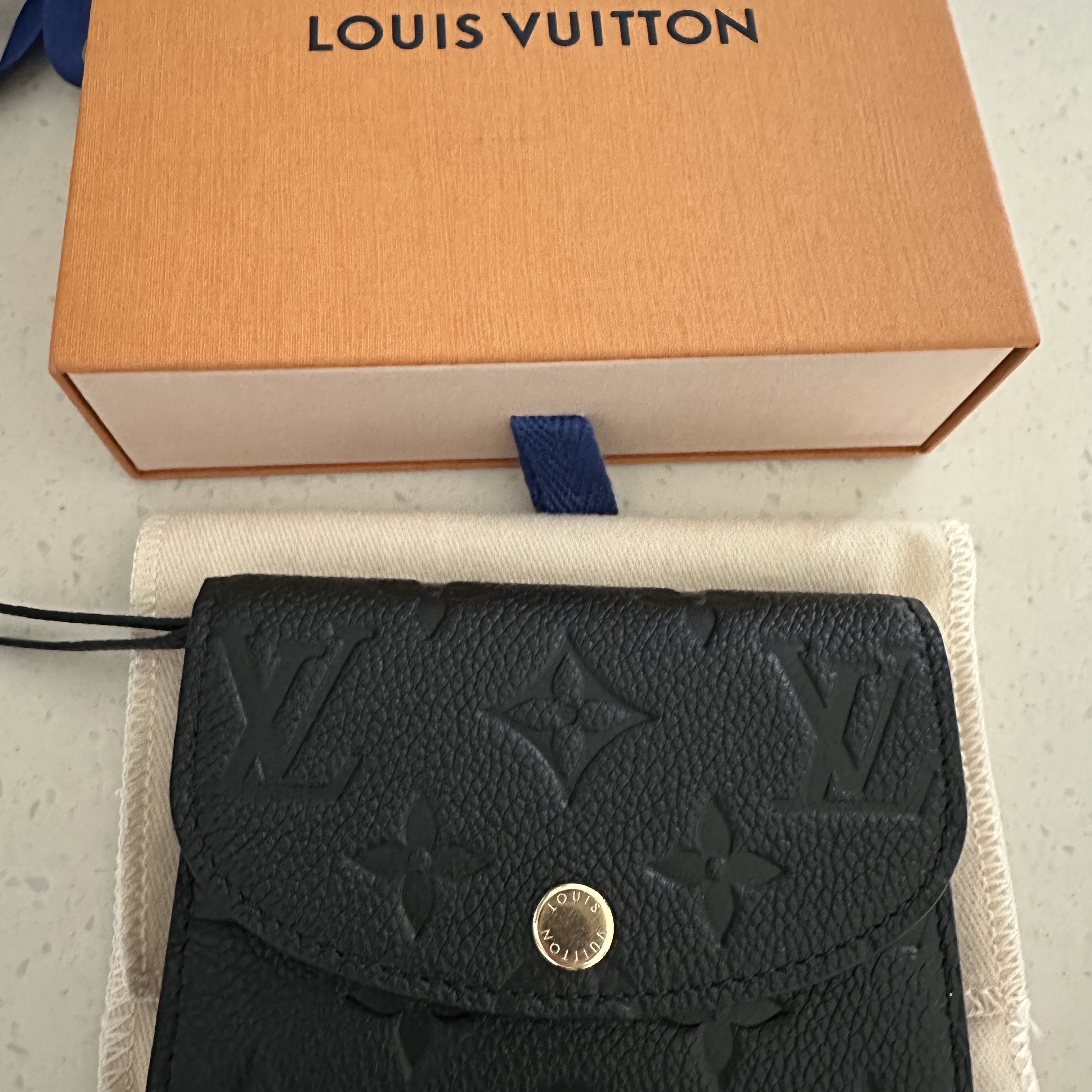 Louis Vuitton Rosalie Coin Purse Monogram Black 착용 스타일 - 2