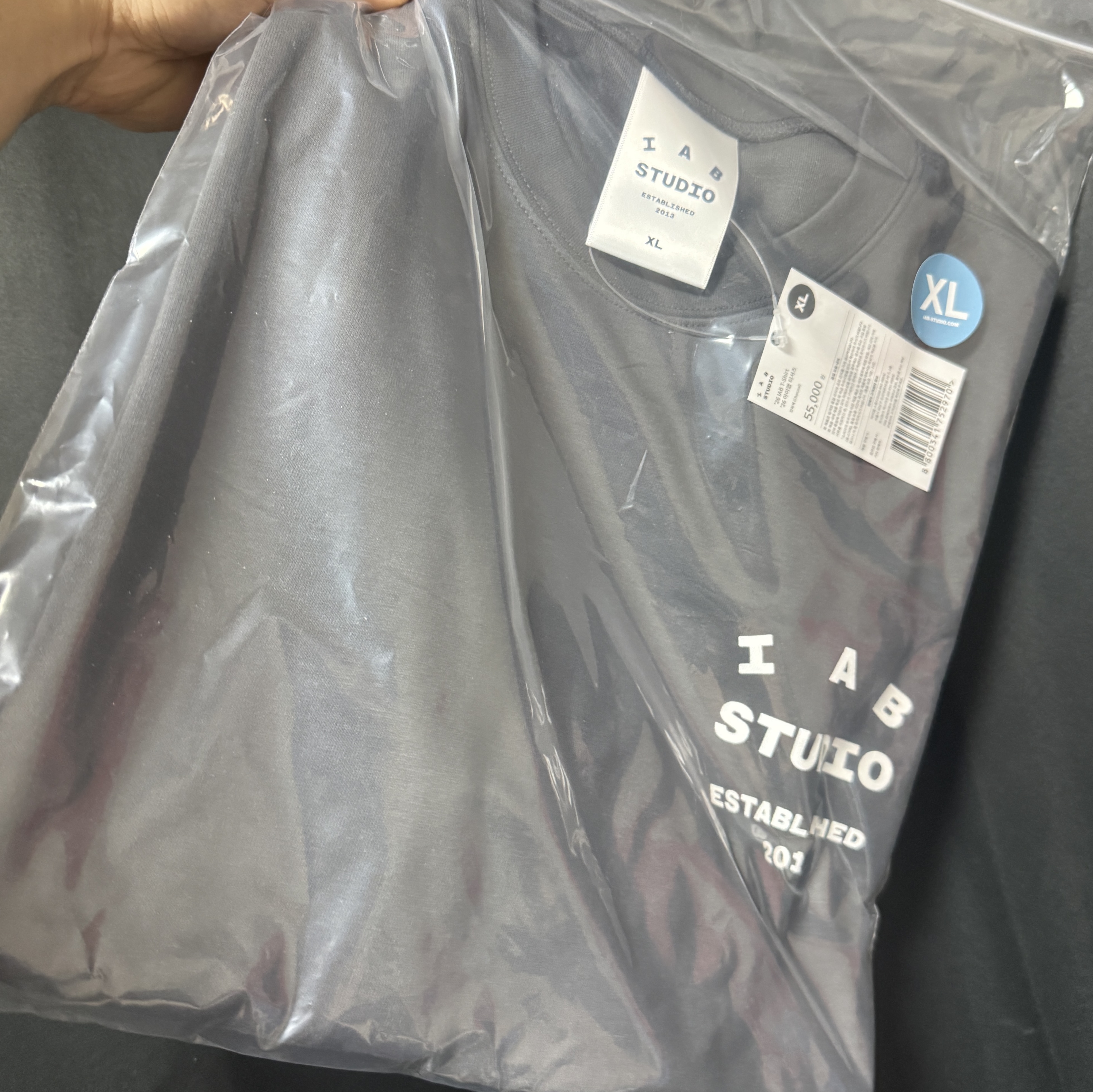 IAB Studio 26 IAB T-Shirt Charcoal White 착용 스타일