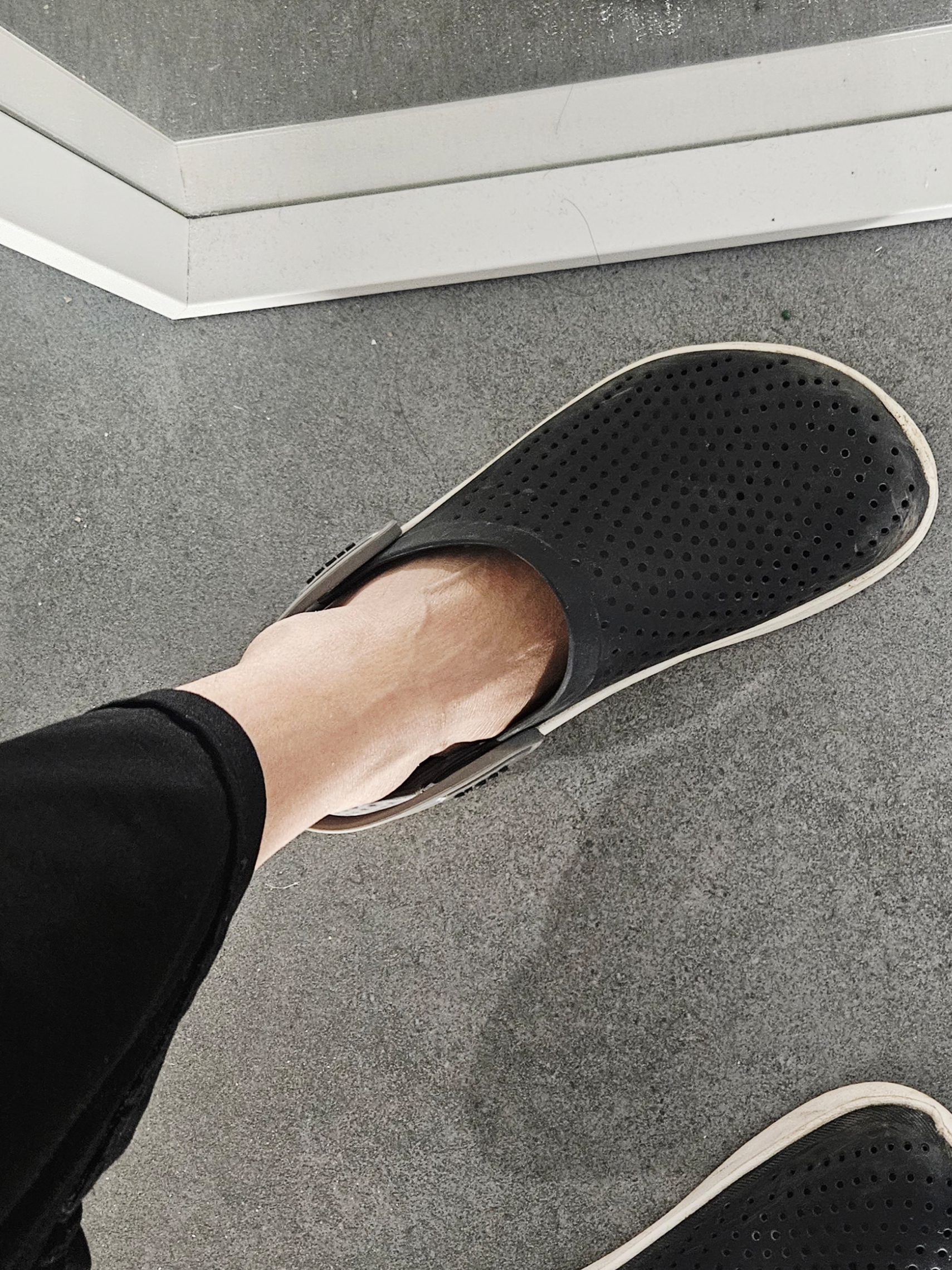 Crocs Literide Clog Black Smoke 착용 스타일 - 2