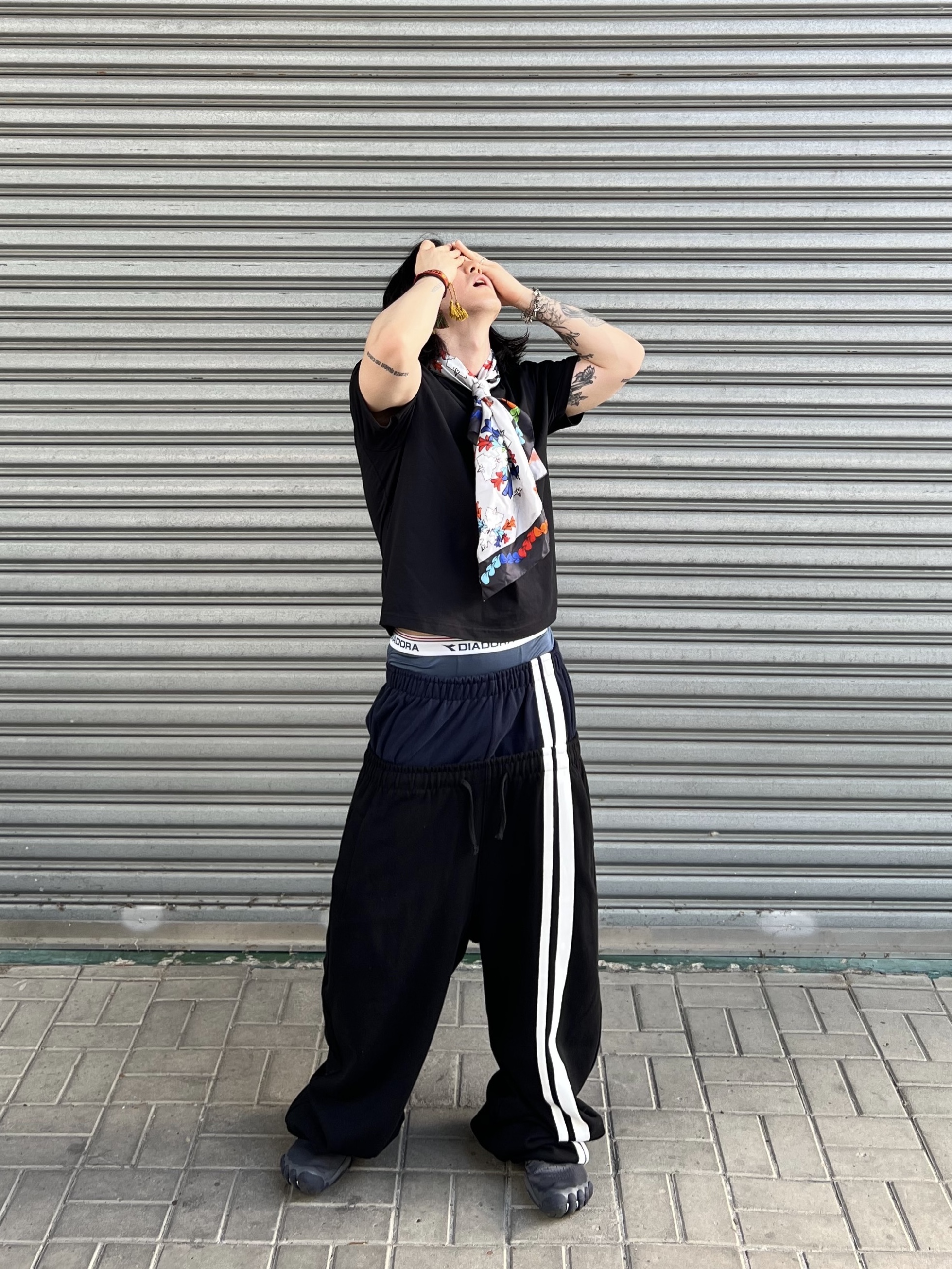 Awende Requiem Silk Scarf Multi, ROARINGRAD Double Waist Sweat Pants Black 착용 스타일 - 6