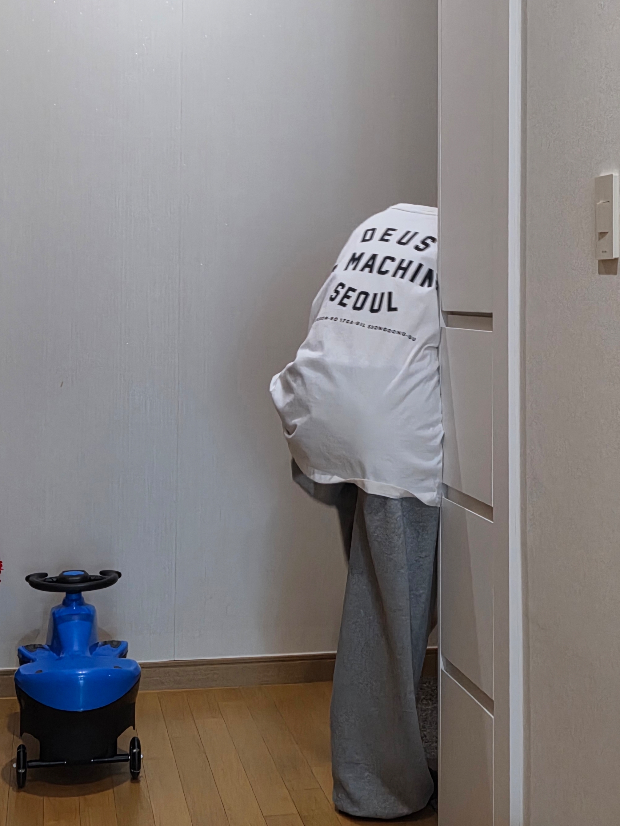 Deus Ex Machina Seoul College Long Sleeve T-Shirt White 착용 스타일 - 3