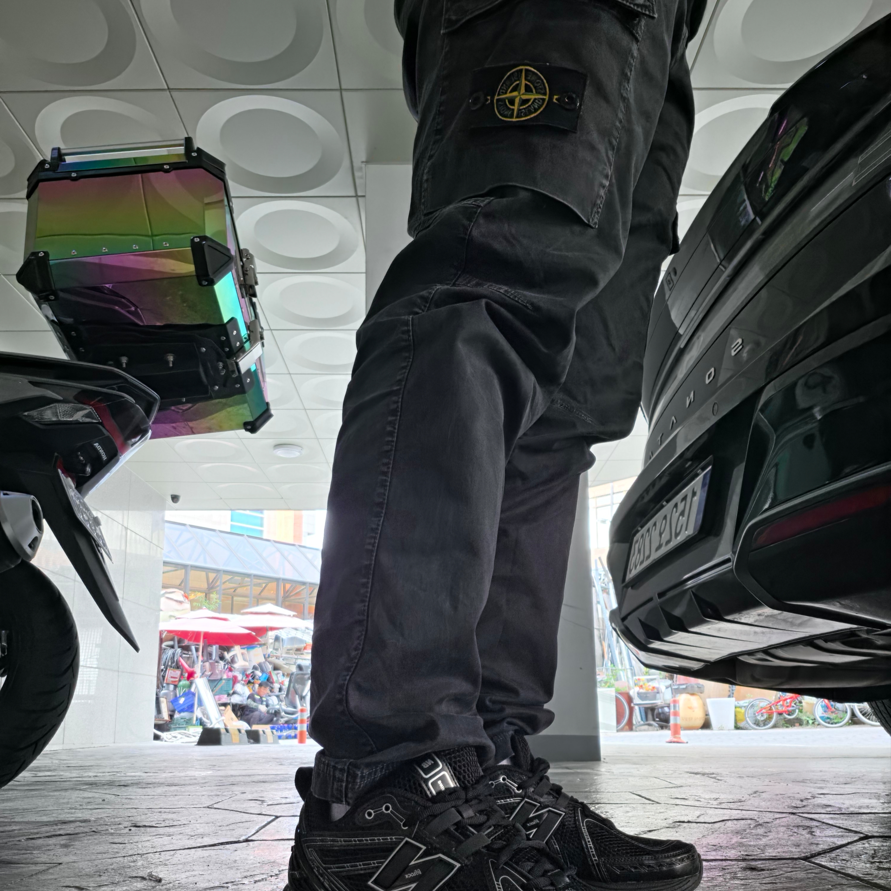 New Balance 1906R Black Silver Metallic, Stone Island 9100011 Nylon Metal in Econyl Baseball Cap with Drawcord Compass Embroidery Black 착용 스타일 - 2