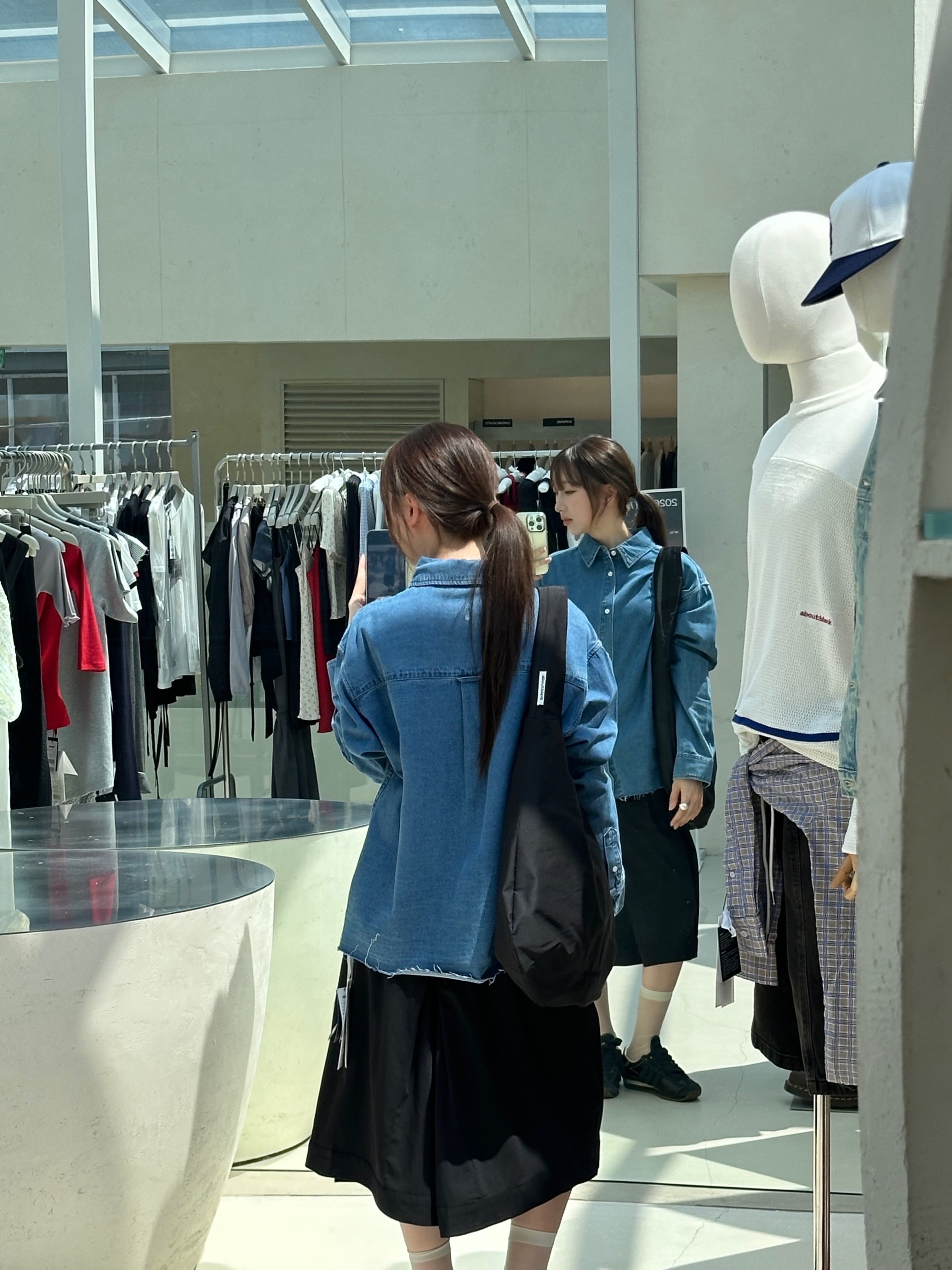 [KREAM 단독] About:Blank Tote Bag Black - 26FW, [KREAM 단독] About:Blank Denim Script Shirt Blue Wash - 26FW 착용 스타일 - 3