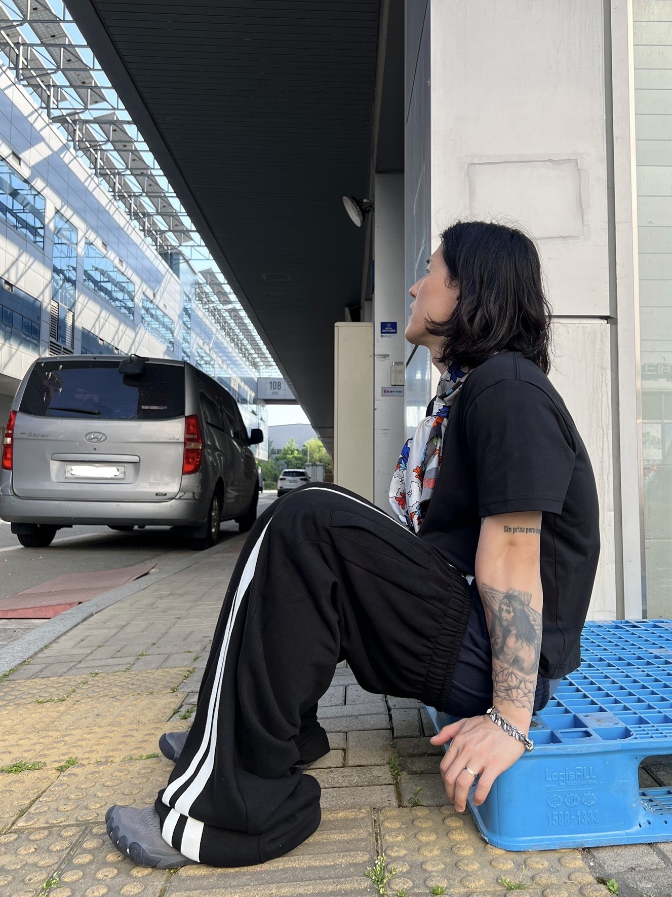 Awende Requiem Silk Scarf Multi, ROARINGRAD Double Waist Sweat Pants Black 착용 스타일 - 2