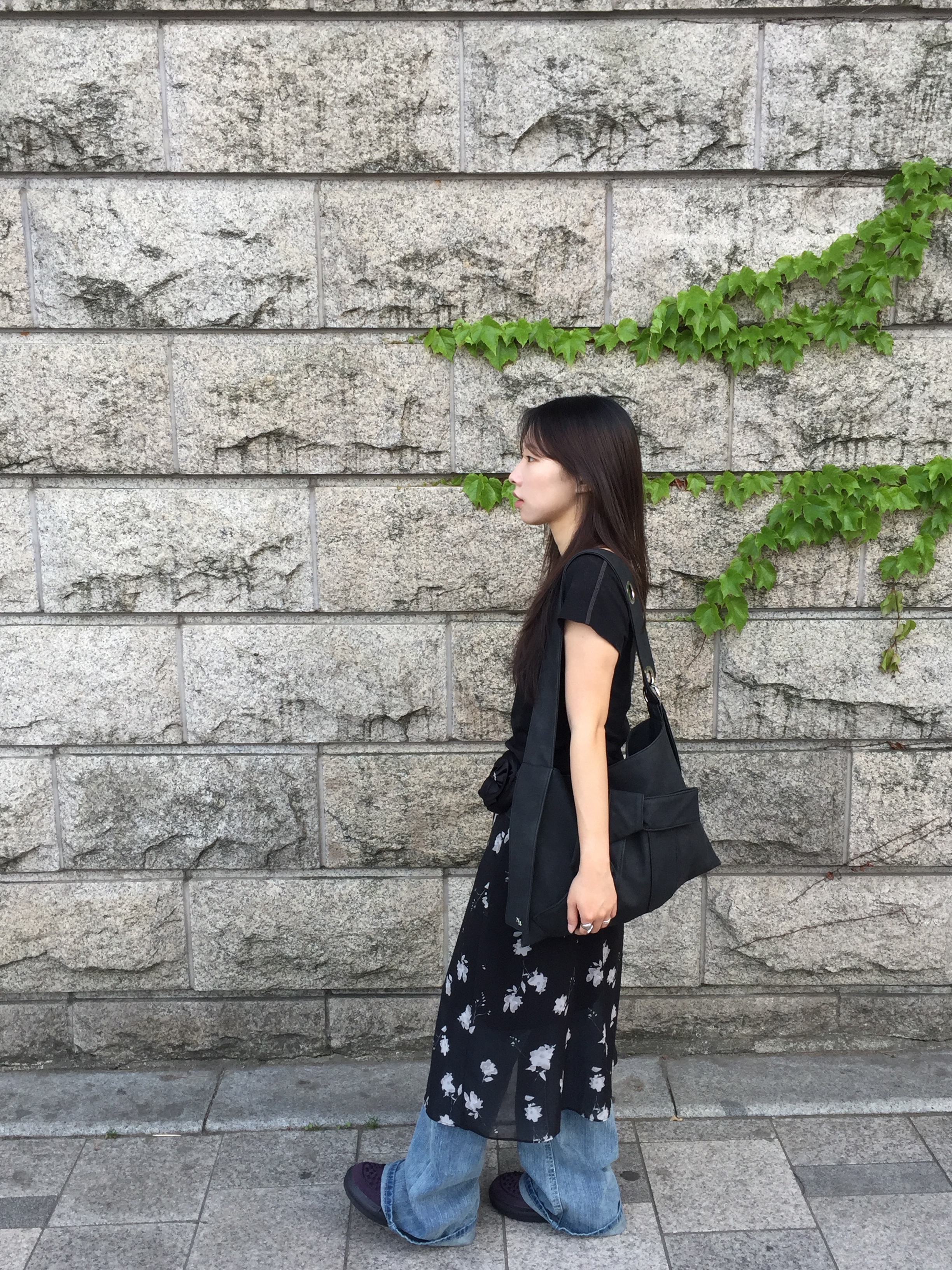 (W) Mischief Bleached Wide Neck T-Shirt Washed Black 착용 스타일 - 2