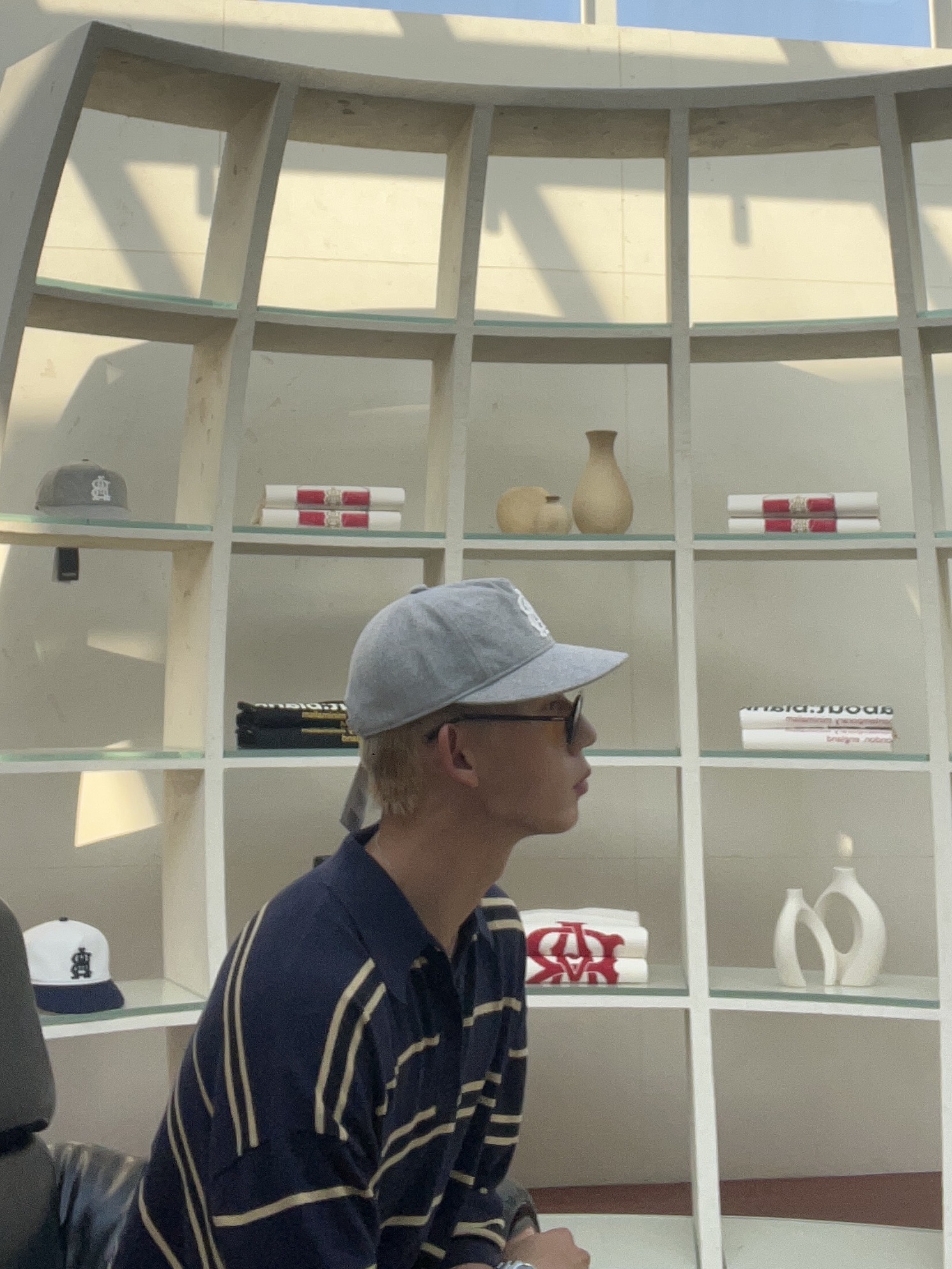 [KREAM 단독] [재입고] About:Blank Monogram Contrast Cap Ecru Navy - 26SS, Zara x Willy Chavarria Striped Knit Polo Shirt Navy Blue 착용 스타일 - 3