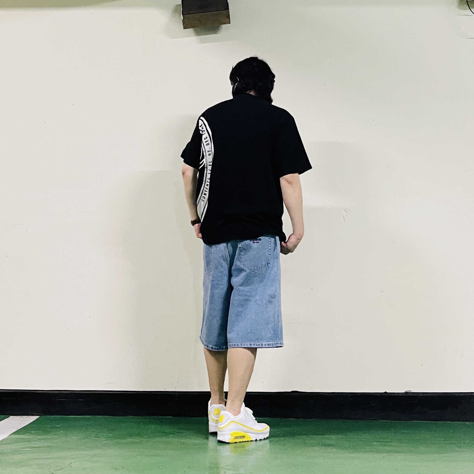 Supreme Baggy Denim Short Washed Indigo - 26SS, Supreme Lager S/S Top Black - 25SS 착용 스타일 - 6