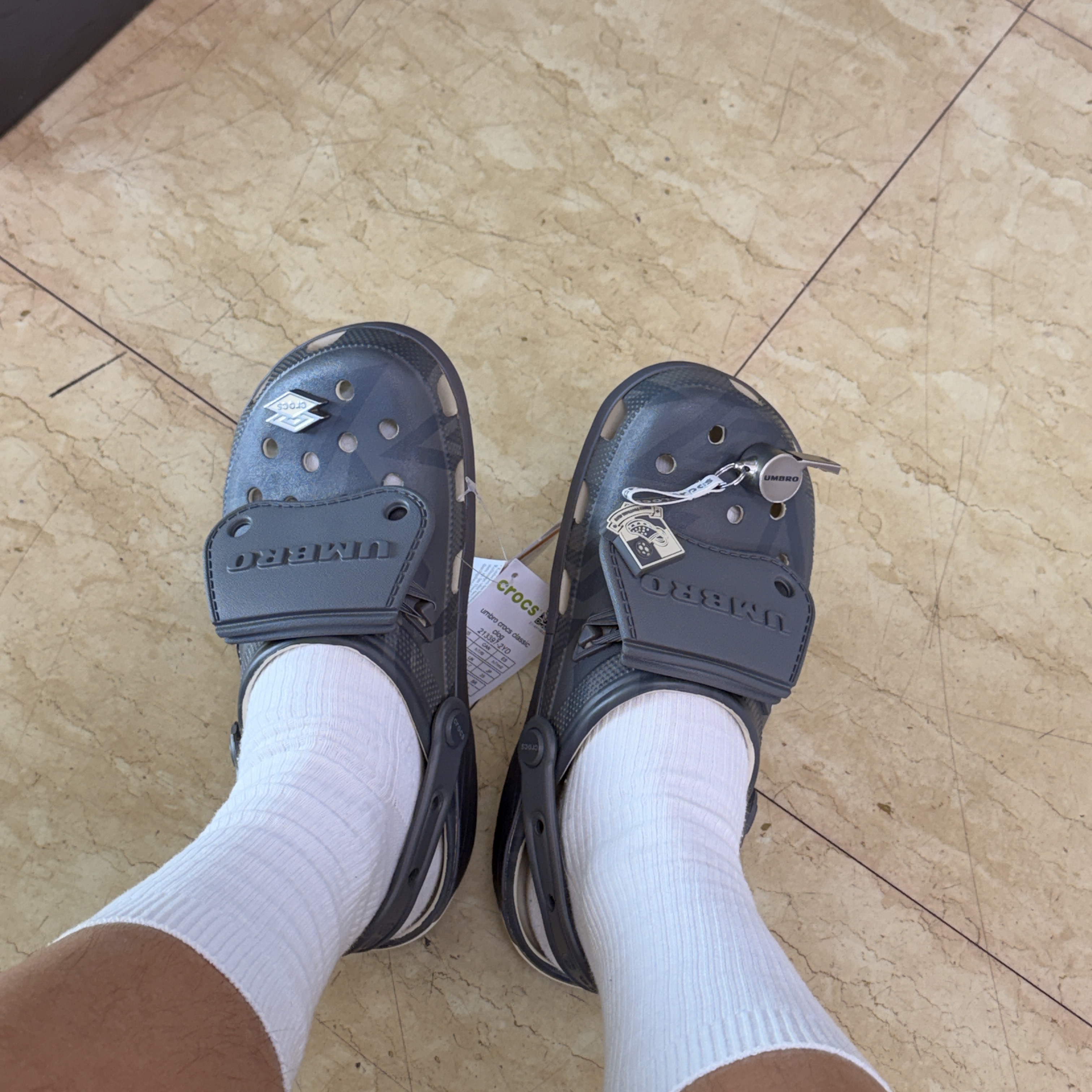 Crocs x Umbro Classic Clog Bone Slate Grey 착용 스타일 - 2