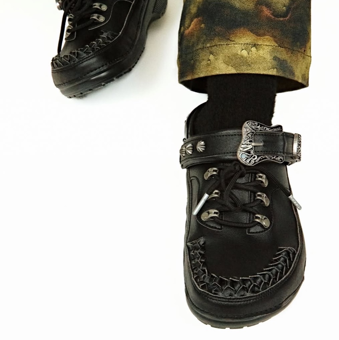 Crocs x Andersson Bell Classic Clog Black 착용 스타일