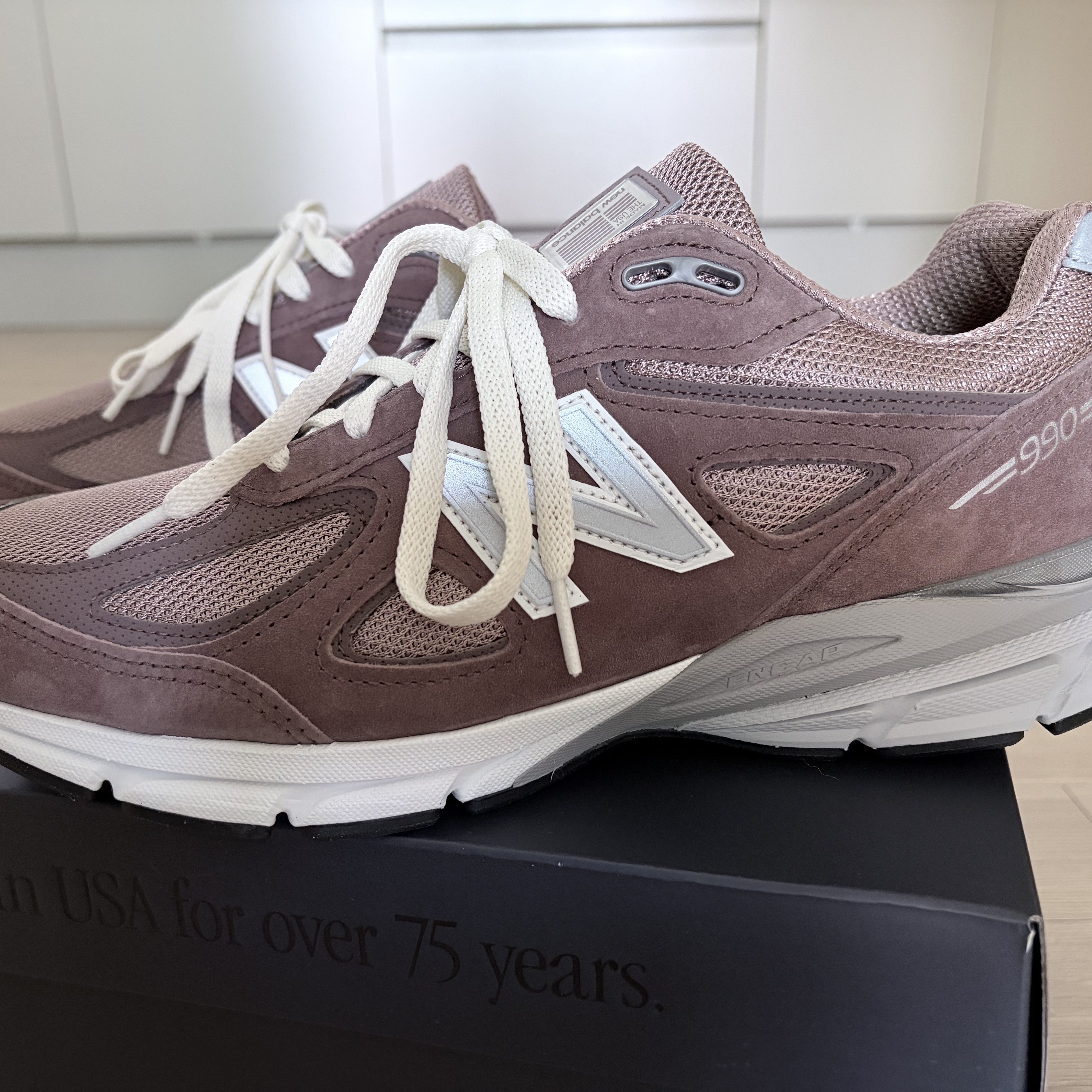 New Balance x Kith 990v4 Made in USA Dusty Mauve 착용 스타일 - 1