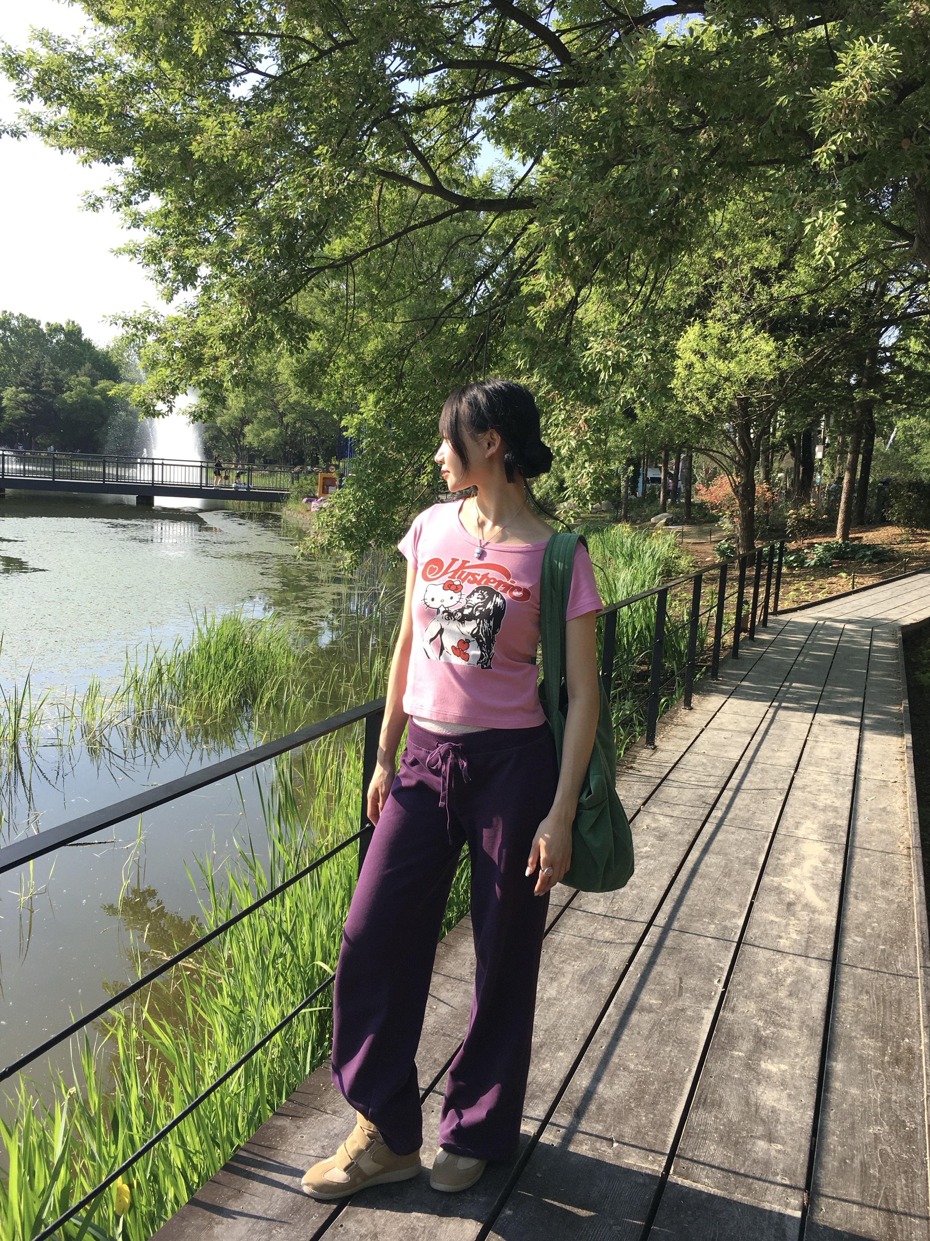 (W) Hysteric Glamour x Sanrio Kitty On Woman T-Shirt Pink, COYSEIO 038 Oversized Tote Bag Green 착용 스타일 - 4