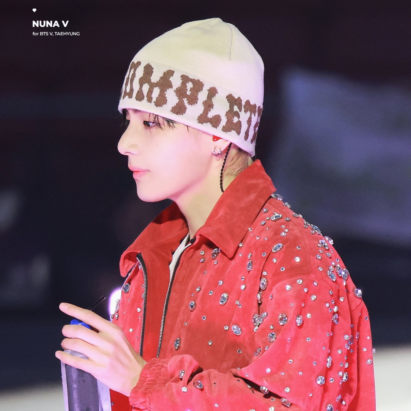 [BTS 뷔 착용]Allincomplete Pompom Logo Jacquard Beanie Ivory 착용 스타일 - 4