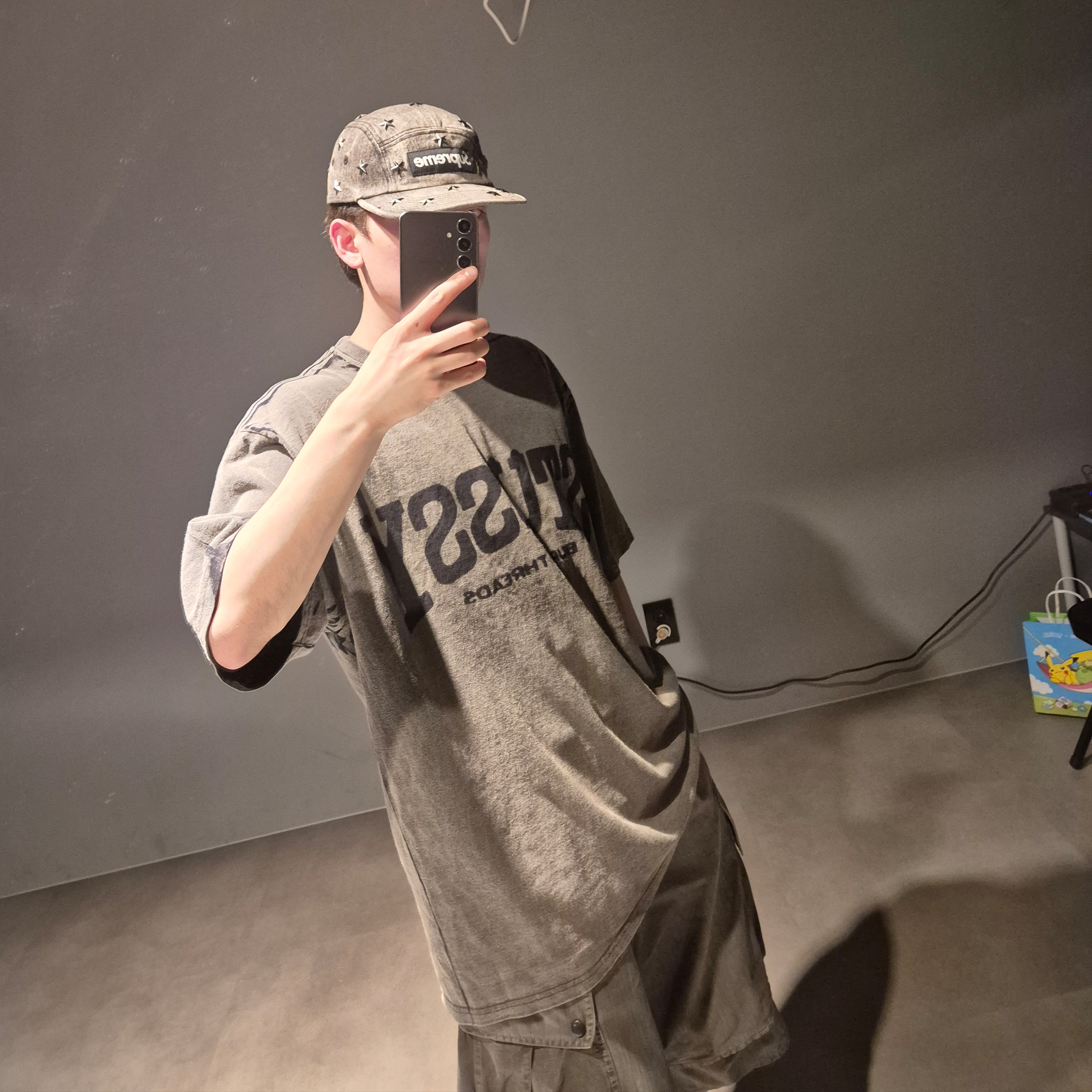 Supreme Stars Studded Denim Camp Cap Washed Black - 26SS, Jordan 1 x Travis Scott x Fragment Retro Low OG SP Military Blue 착용 스타일 - 4