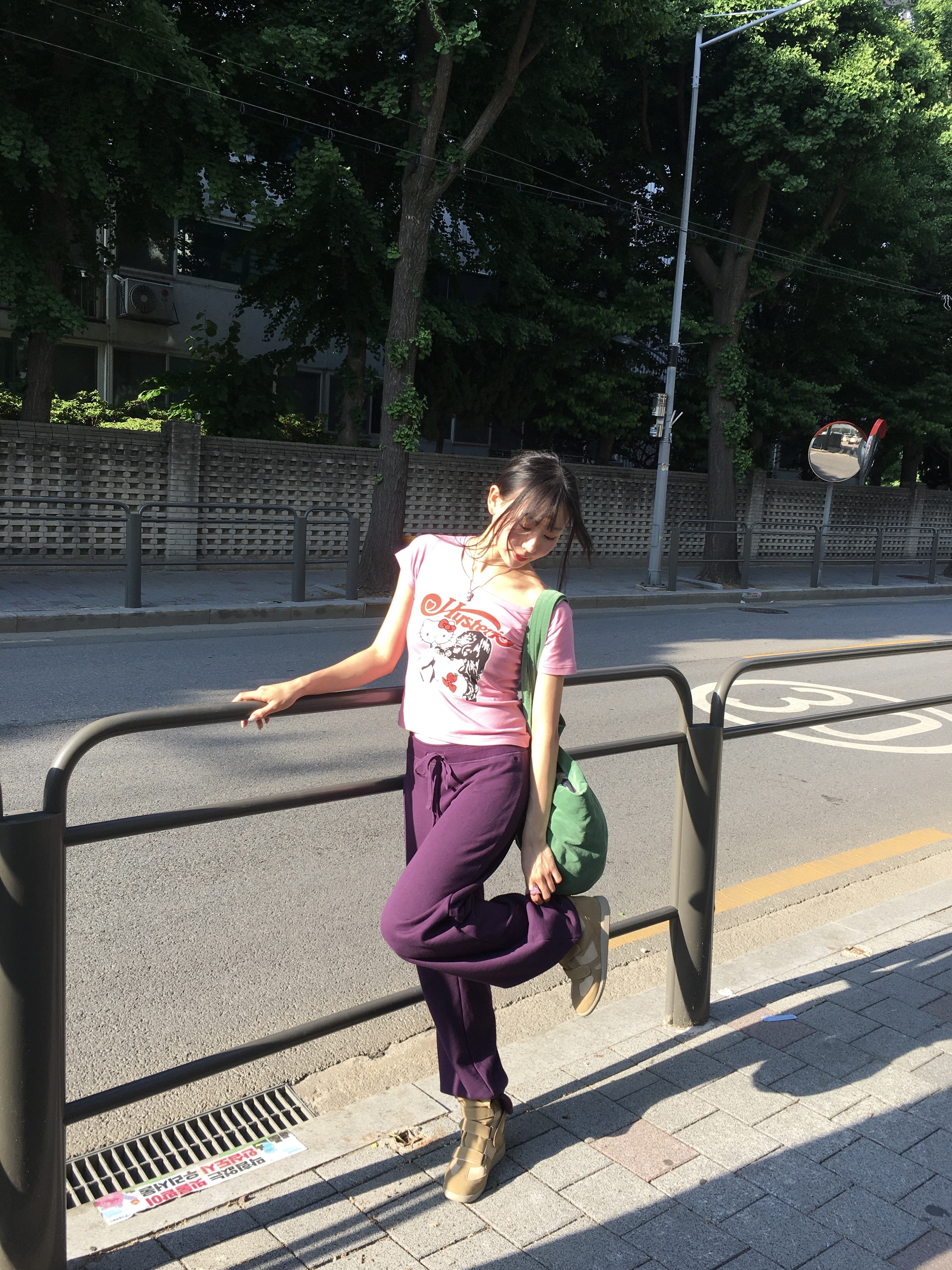 (W) Hysteric Glamour x Sanrio Kitty On Woman T-Shirt Pink, COYSEIO 038 Oversized Tote Bag Green 착용 스타일 - 6