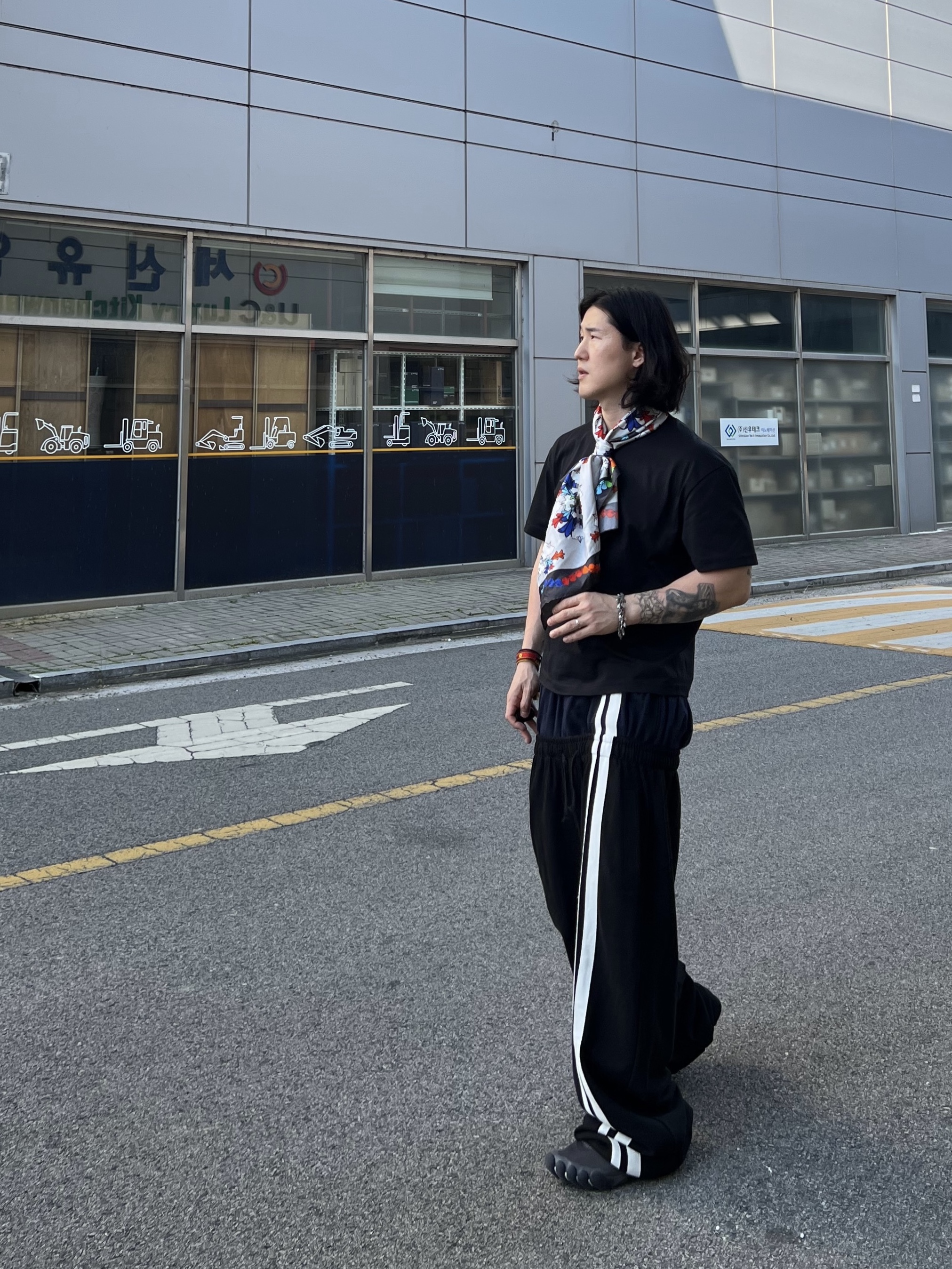Awende Requiem Silk Scarf Multi, ROARINGRAD Double Waist Sweat Pants Black 착용 스타일 - 3