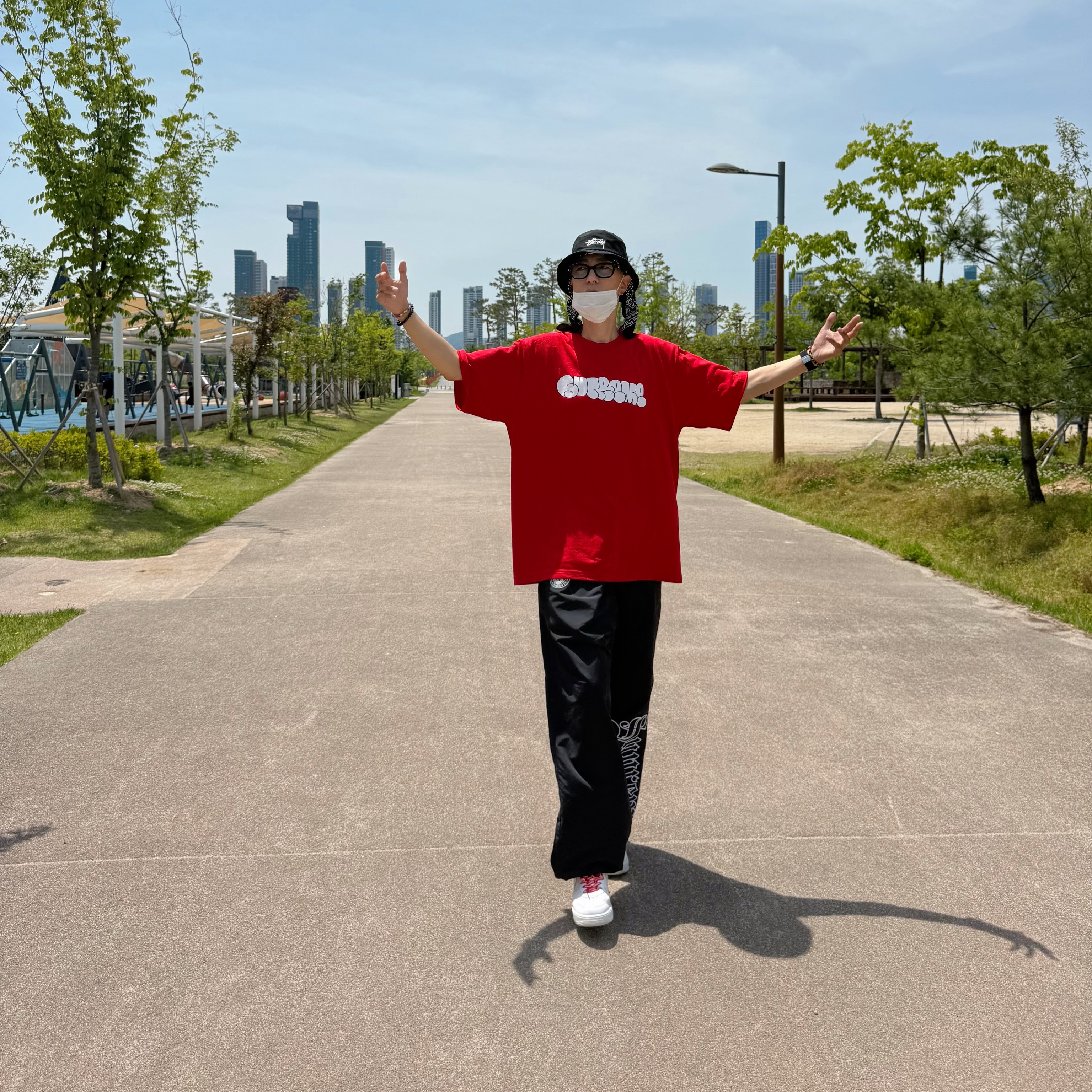 Supreme x Homerun T-Shirt Red - 25SS, Supreme Old English Track Pants Black - 25SS 착용 스타일 - 3