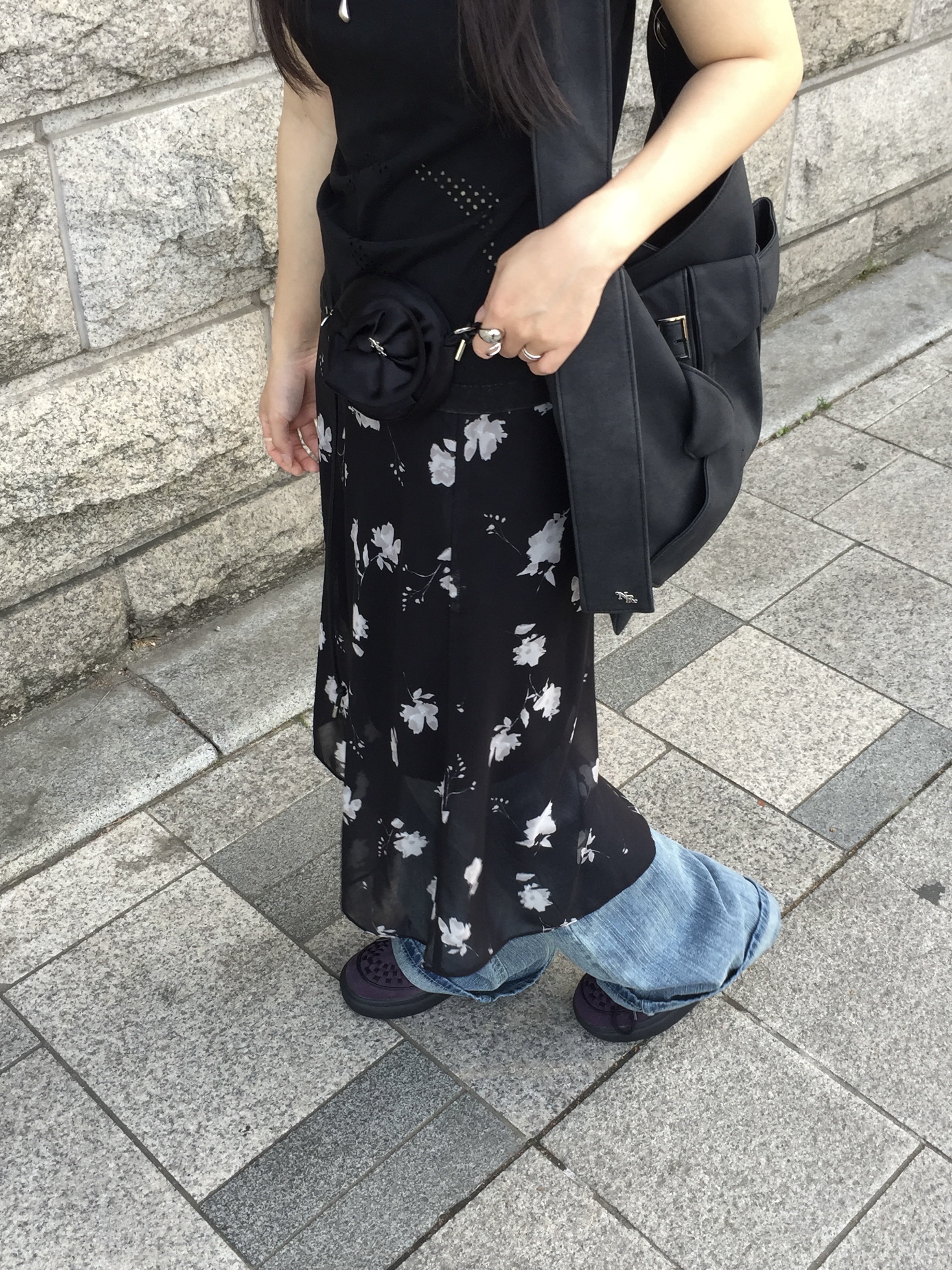 (W) Mischief Bleached Wide Neck T-Shirt Washed Black 착용 스타일 - 3