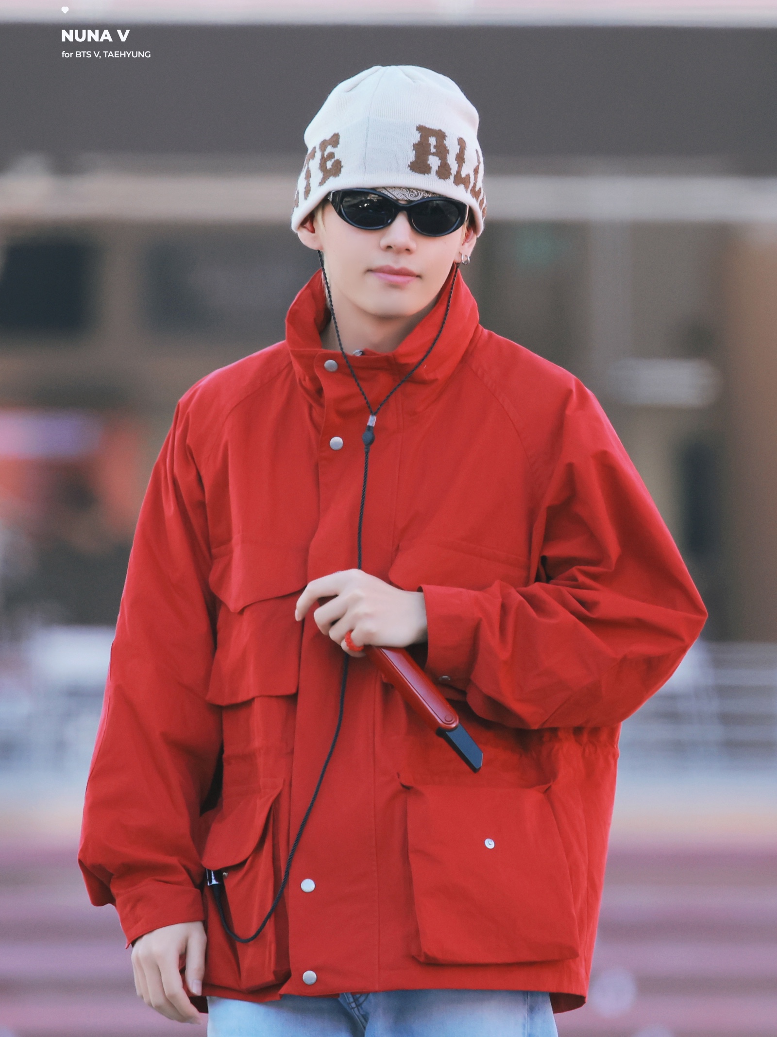 [BTS 뷔 착용]Allincomplete Pompom Logo Jacquard Beanie Ivory 착용 스타일 - 2
