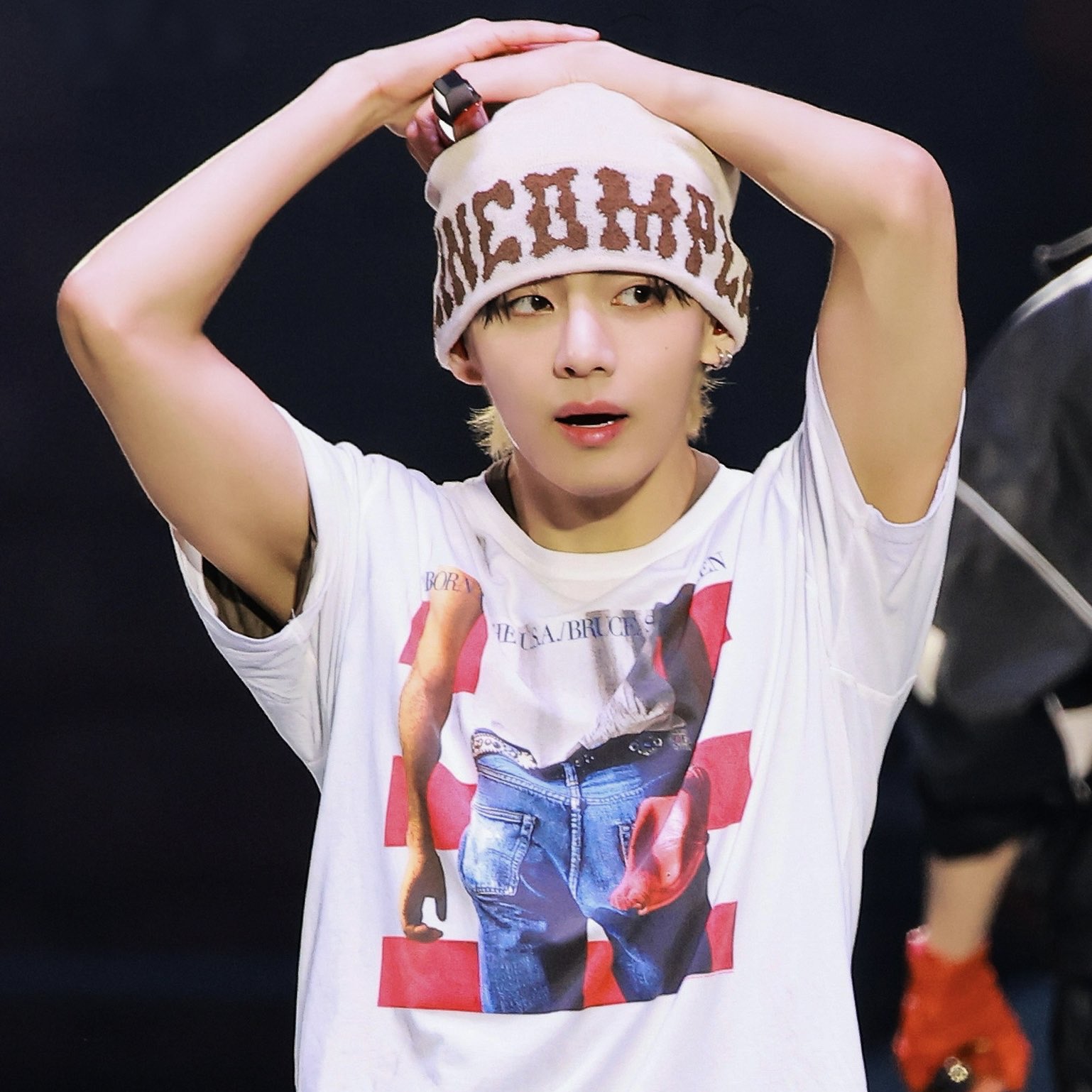 [BTS 뷔 착용]Allincomplete Pompom Logo Jacquard Beanie Ivory 착용 스타일 - 3