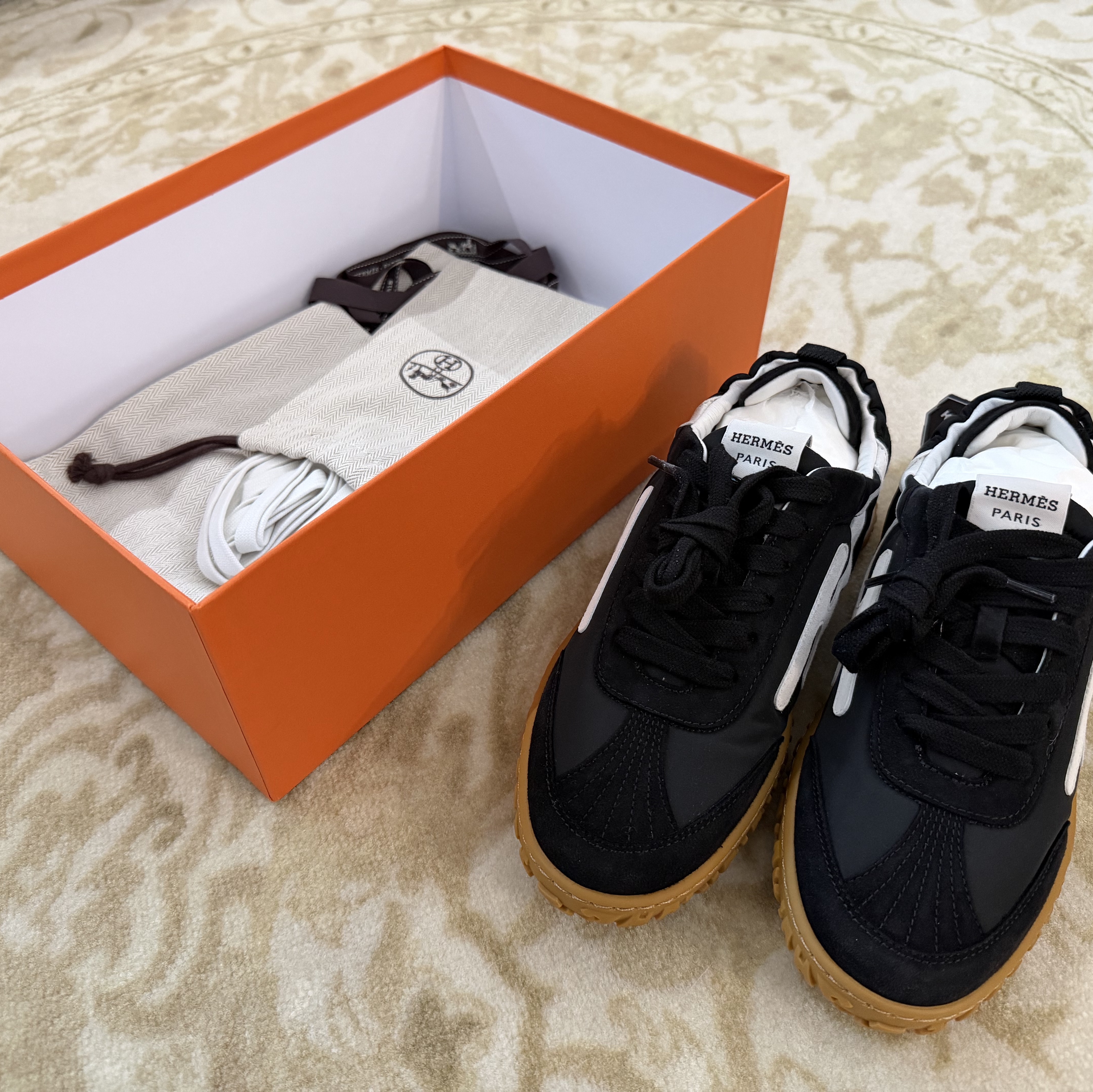 (W) Hermes Jet Sneakers Suede Goatskin & Noir Blanc 착용 스타일