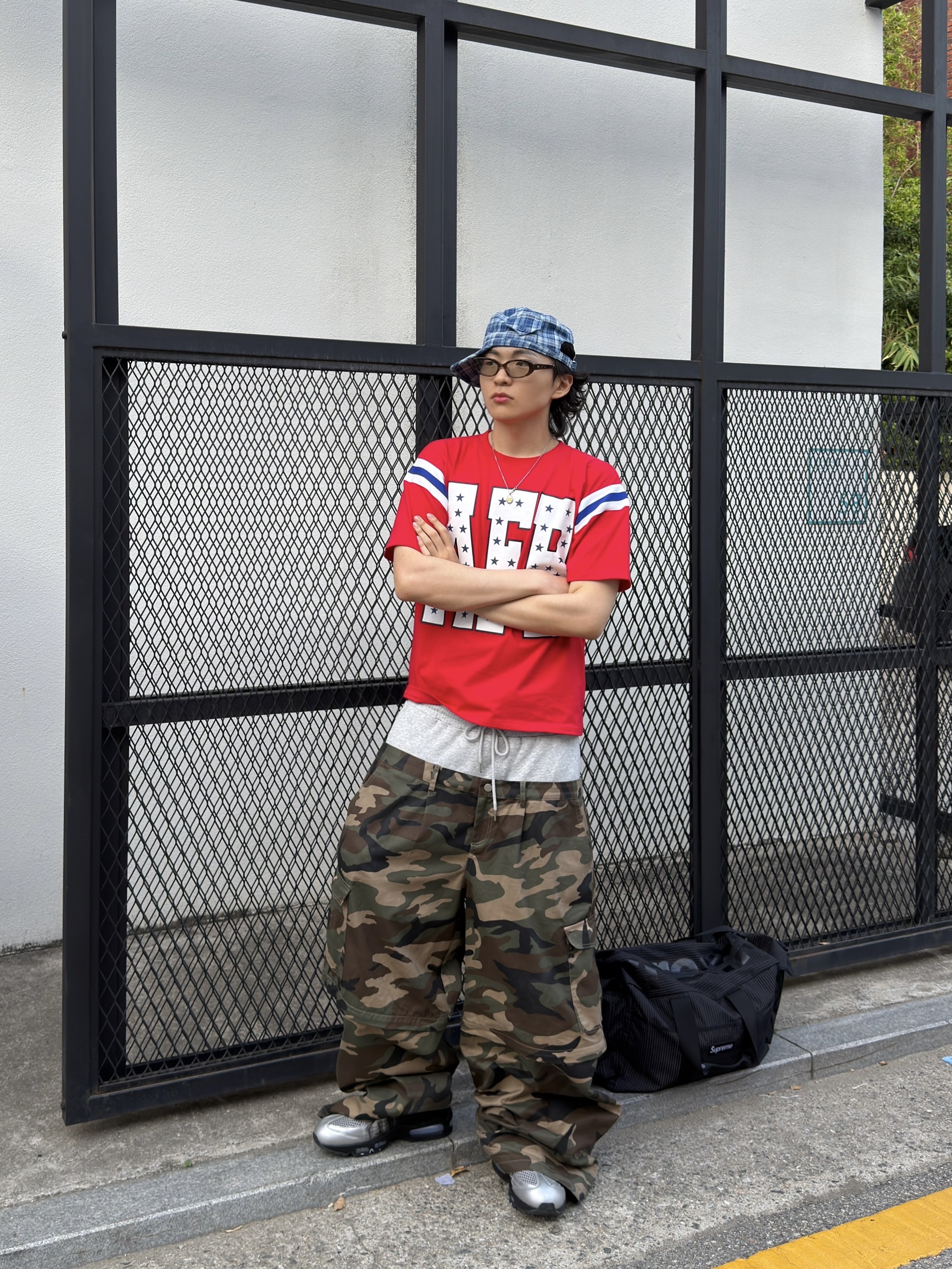 Nike x Palace Air Max 95 Metallic Silver Aluminum, Supreme Duffle Bag Black - 24SS 착용 스타일 - 3
