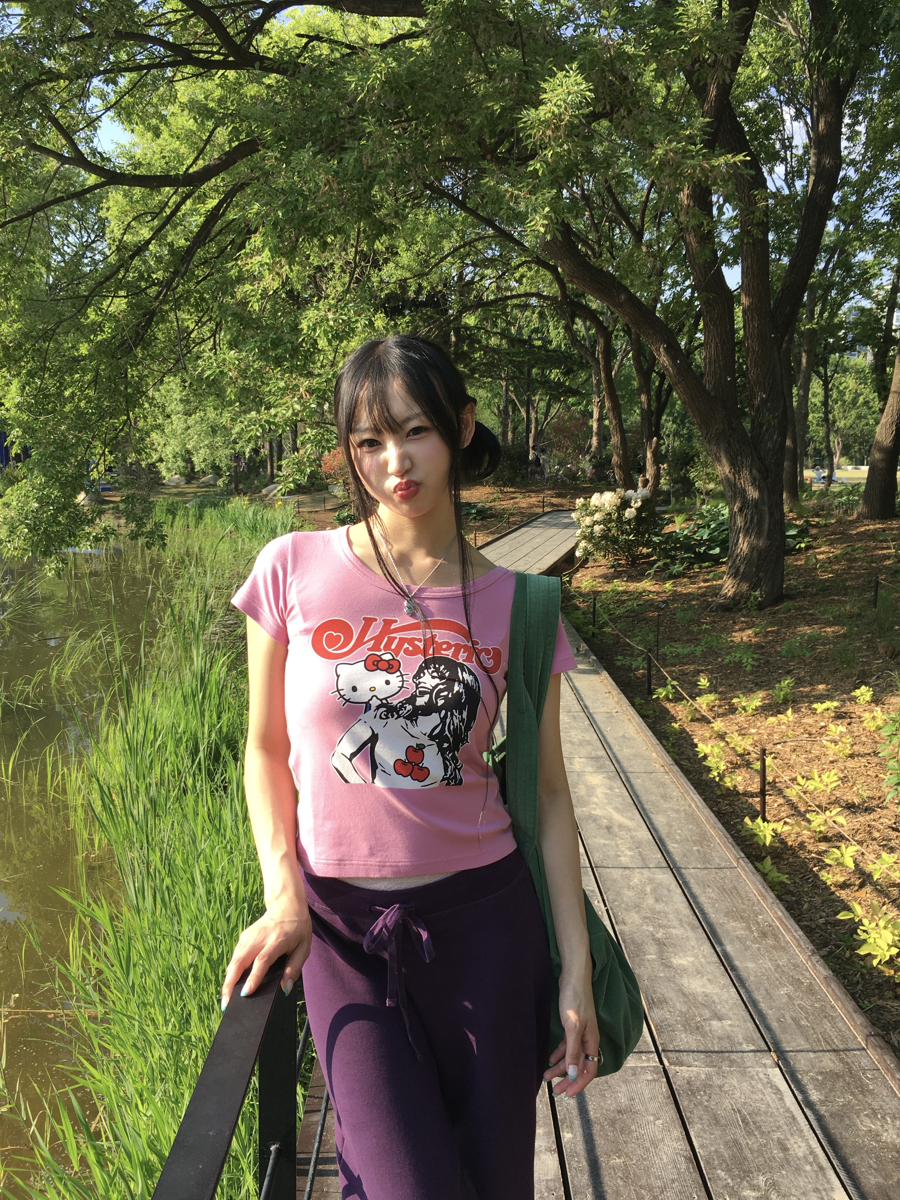 (W) Hysteric Glamour x Sanrio Kitty On Woman T-Shirt Pink, COYSEIO 038 Oversized Tote Bag Green 착용 스타일 - 5