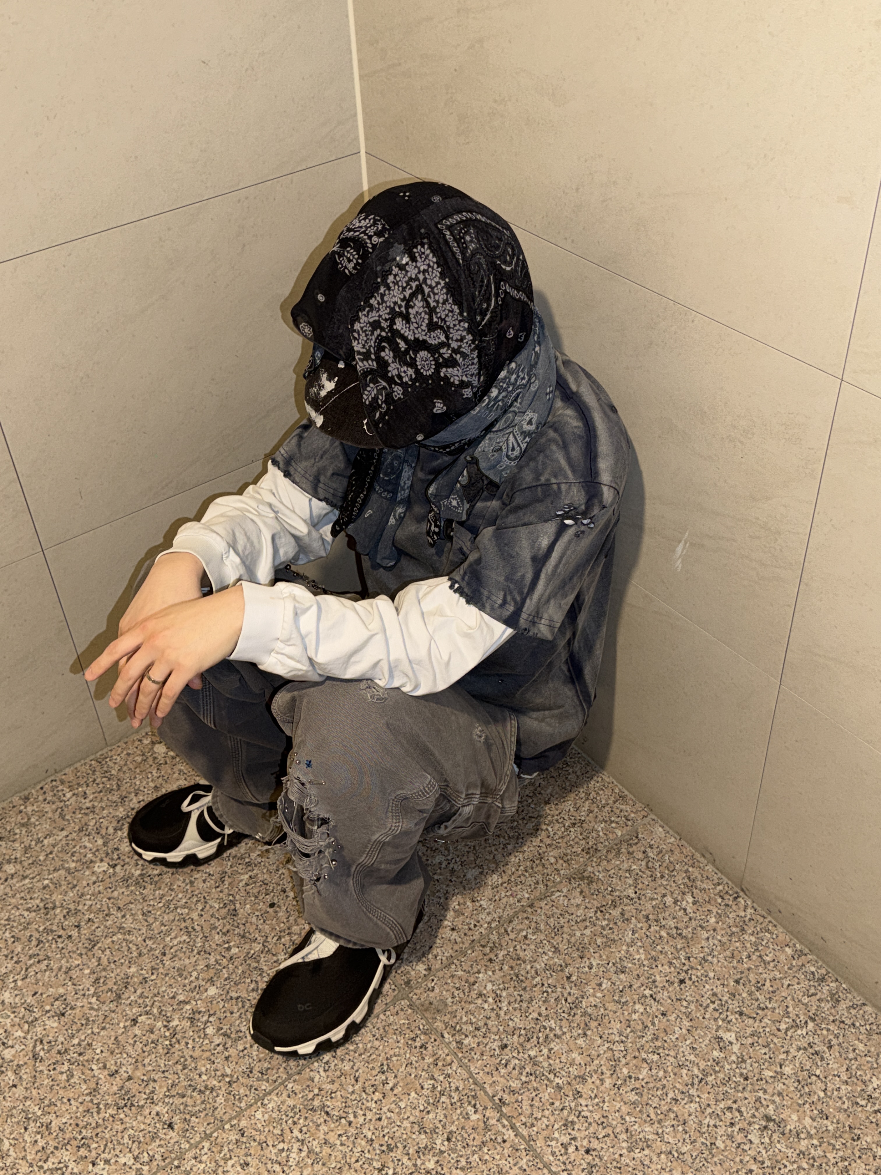 ROARINGRAD Washed Distressed T-Shirt Blue, On Running x Post Archive Faction (Paf) Cloudmonster Hyper Black 착용 스타일 - 5