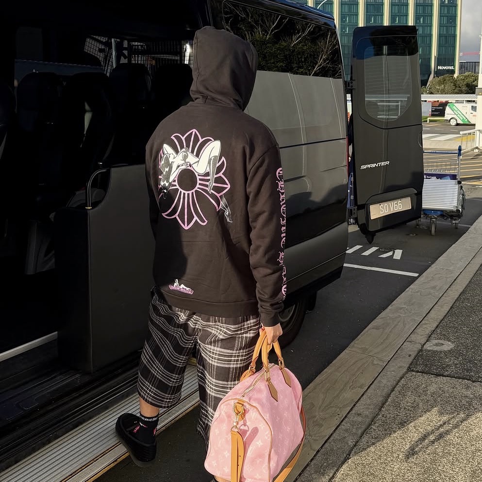 Chrome Hearts Deadly Doll Arm Logo Fleece Pullover Hoodie Black 착용 스타일