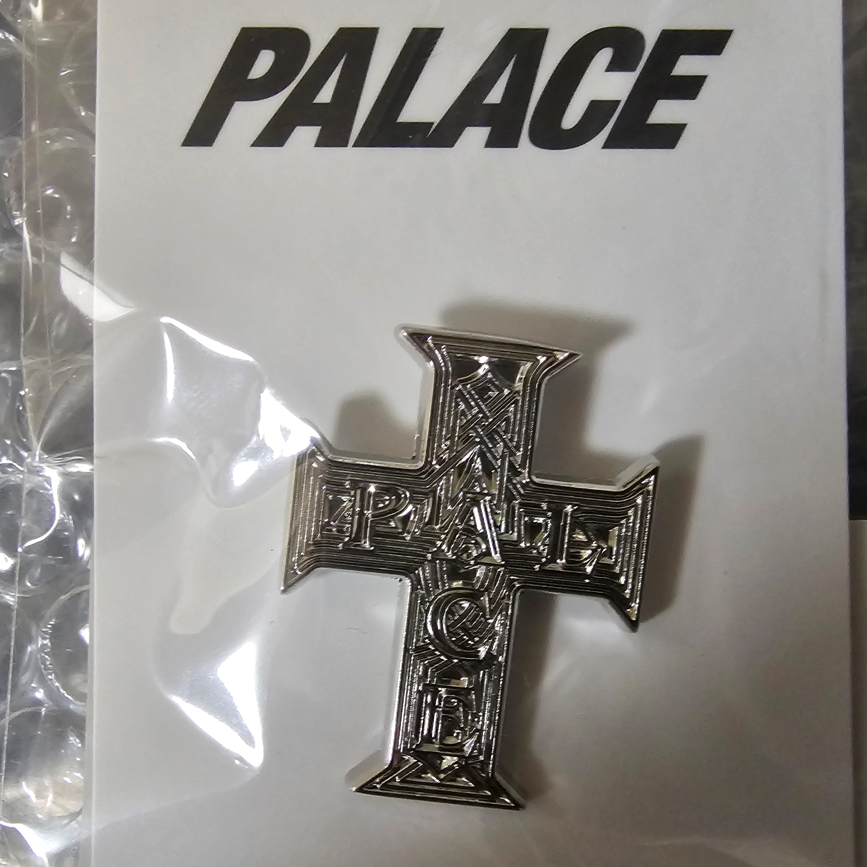 Palace Cross Pin Badge Silver - 26SS 착용 스타일