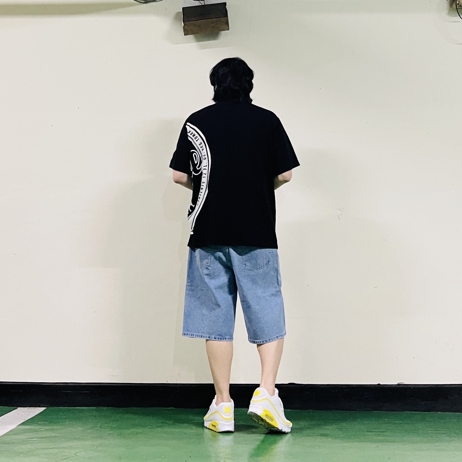 Supreme Baggy Denim Short Washed Indigo - 26SS, Supreme Lager S/S Top Black - 25SS 착용 스타일 - 4