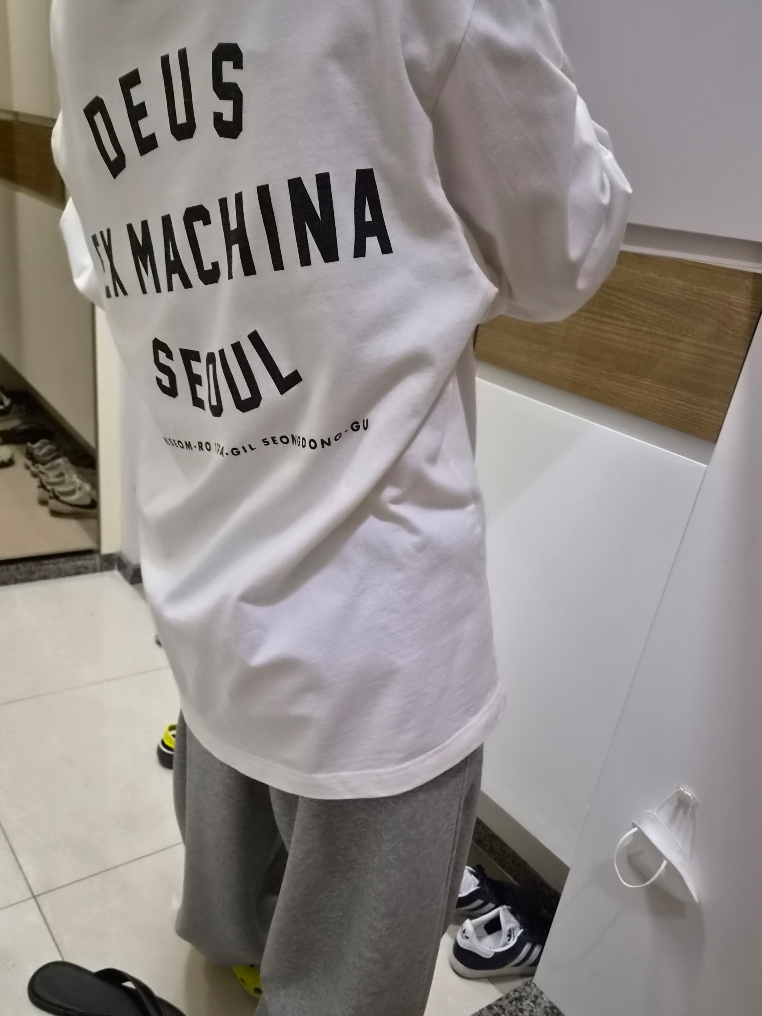 Deus Ex Machina Seoul College Long Sleeve T-Shirt White 착용 스타일 - 2