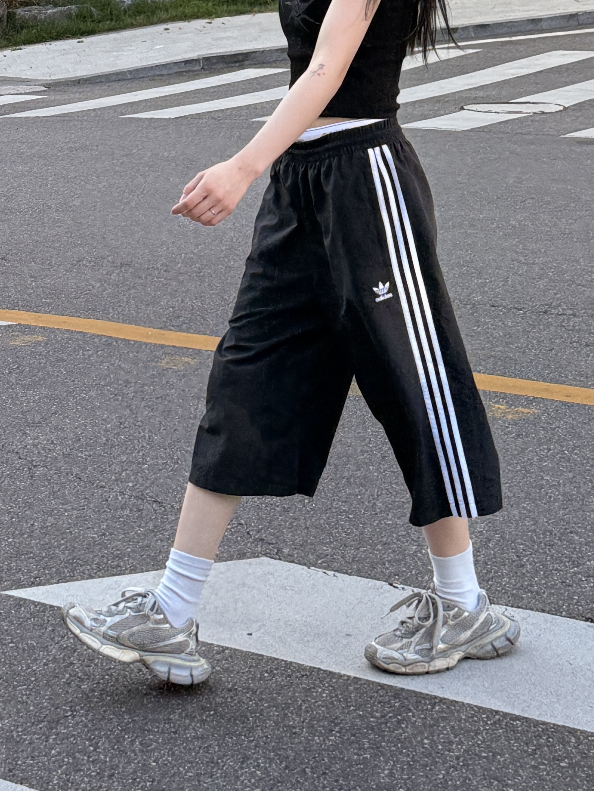 Adidas Originals Capri Shorts Black White - KR Sizing, Balenciaga 3XL Sneakers Light Beige 착용 스타일 - 2