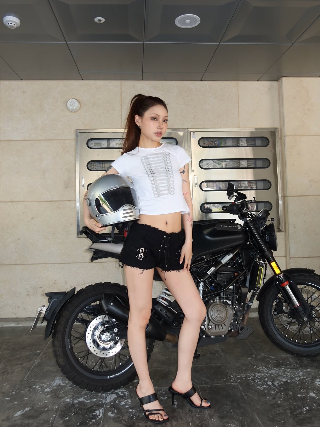 VOONT Eyelet Buckle Micro Shorts (BLACK), VOONT Embroidery Napoleon Slim T-Shirt (IVORY) 착용 스타일 - 5