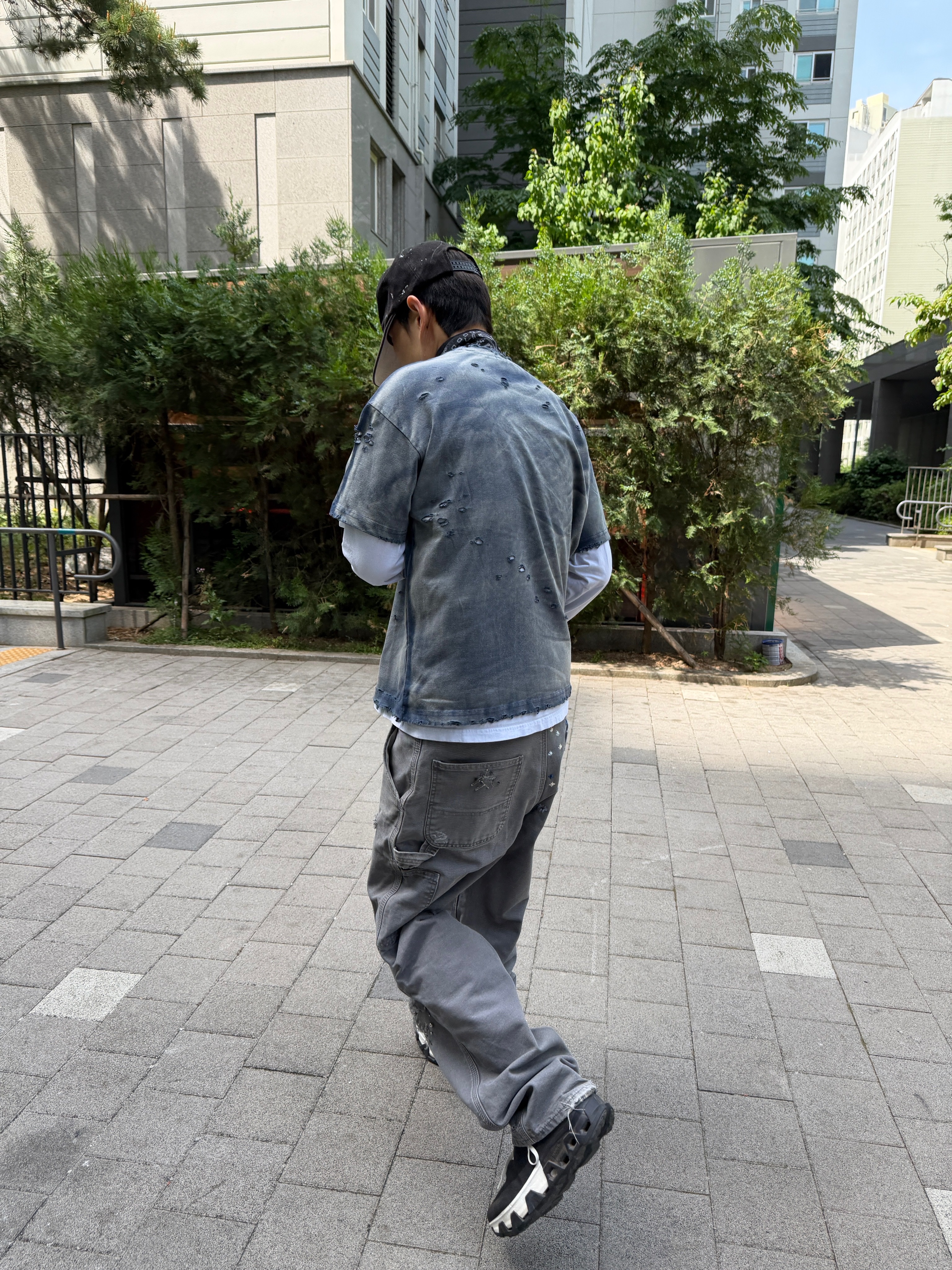 ROARINGRAD Washed Distressed T-Shirt Blue, On Running x Post Archive Faction (Paf) Cloudmonster Hyper Black 착용 스타일 - 9