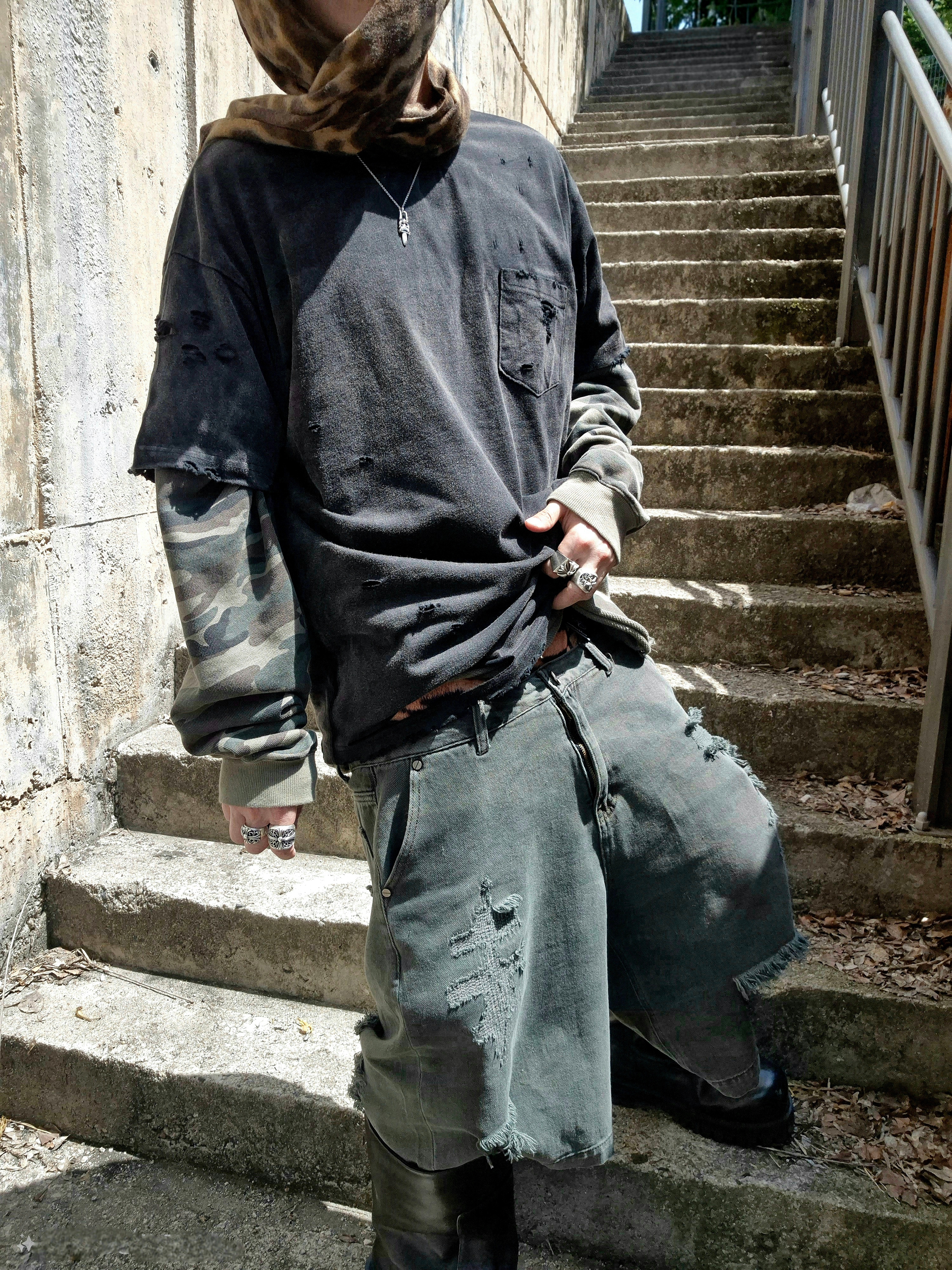 ROARINGRAD Washed Distressed T-Shirt Black 착용 스타일 - 2